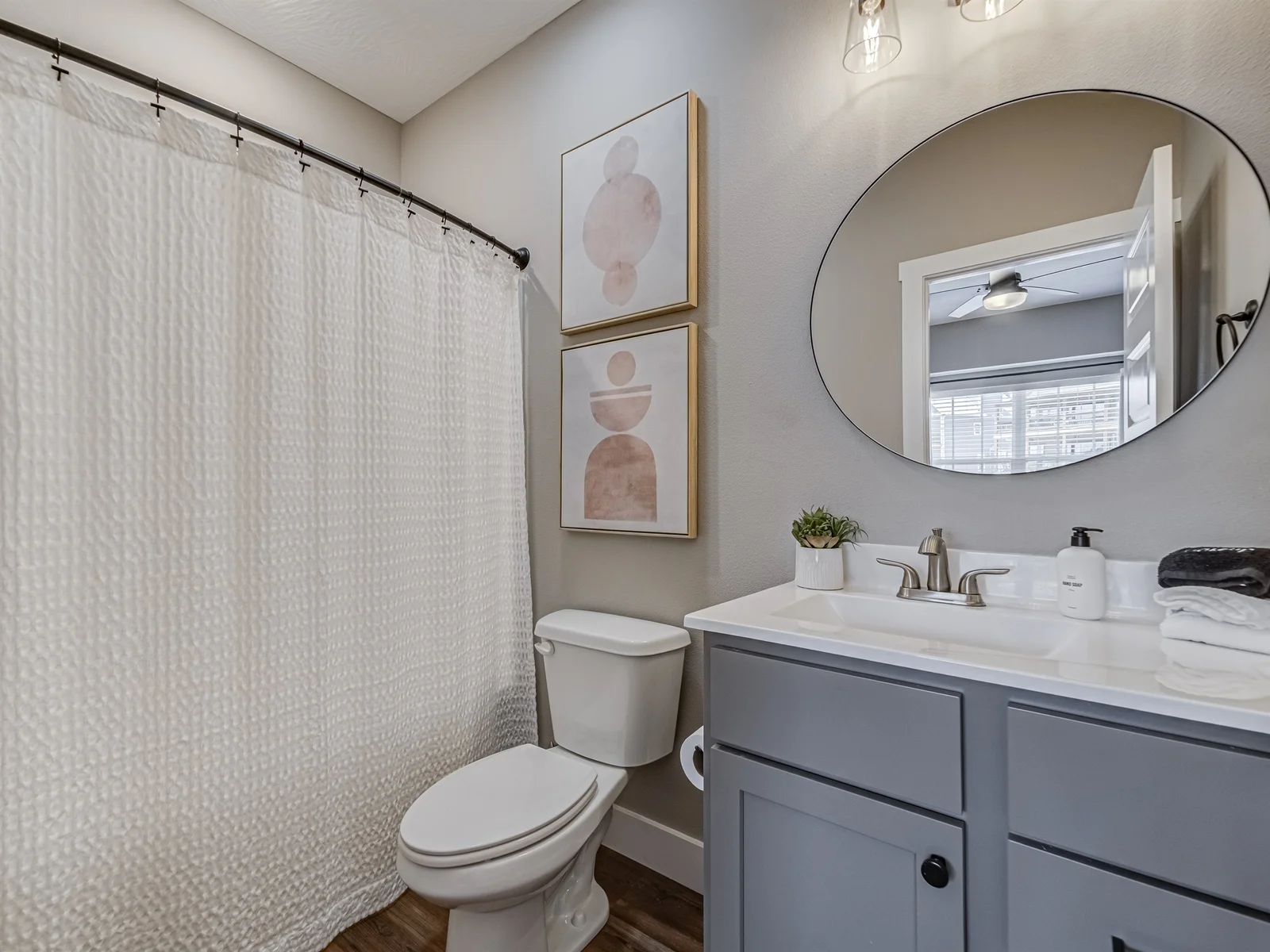 Main level King #2 bathroom