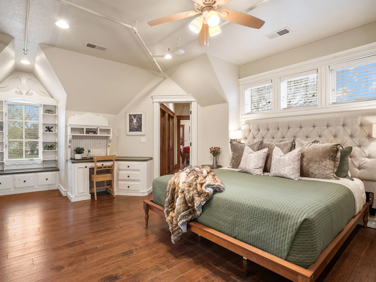 Upper level King bedroom #2 w/ daybed and attached bathroom