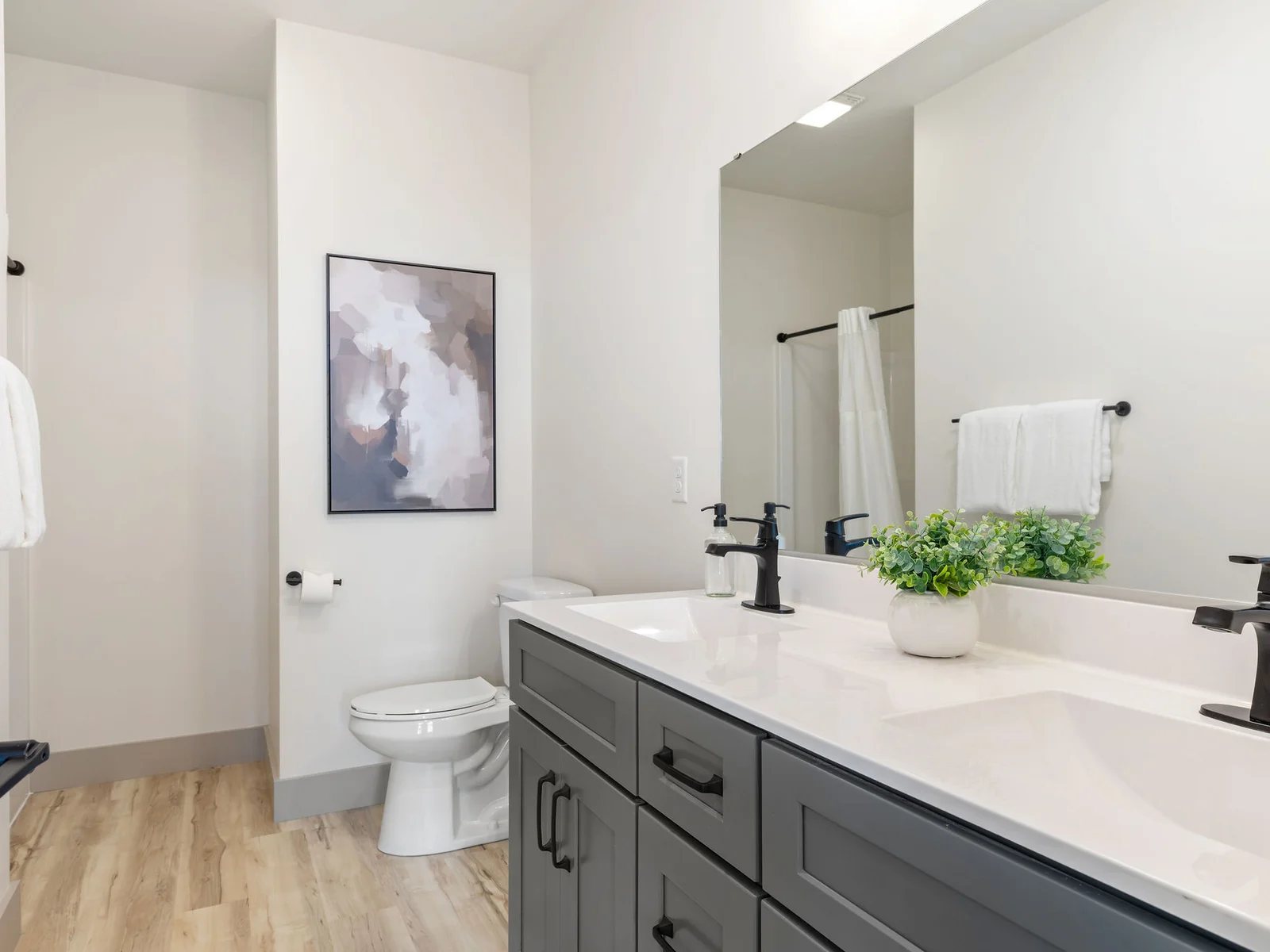 Ensuite bathroom #4 w/ shower