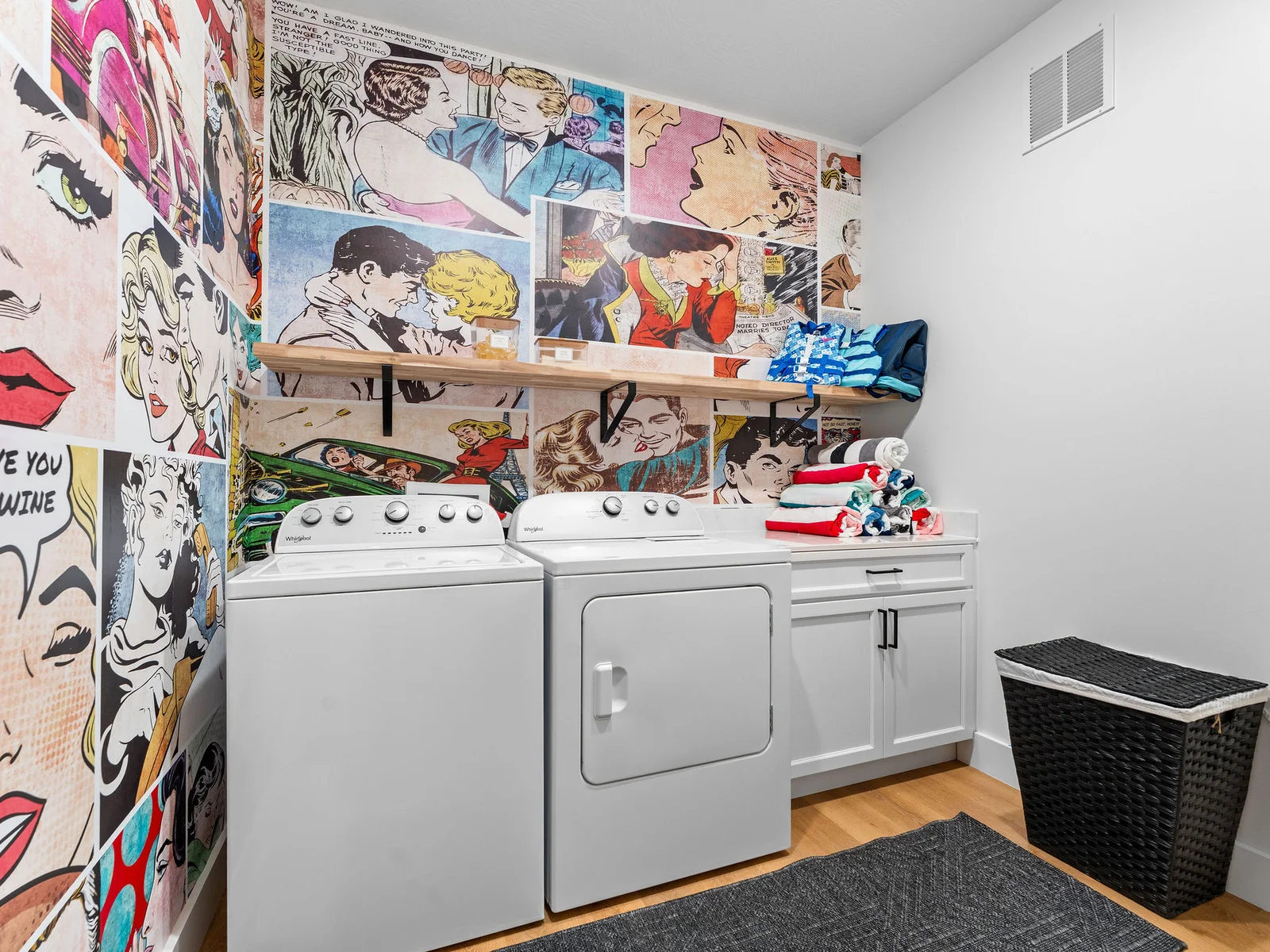 Pack light and stay fresh—full washer and dryer ready for your stay! 🧺✨