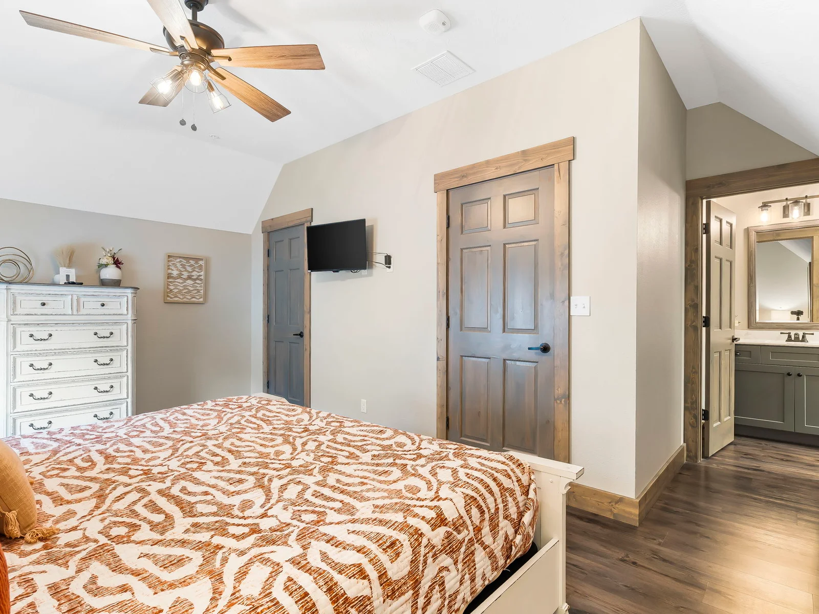 Large King bed #2 with ensuite bathroom and TV