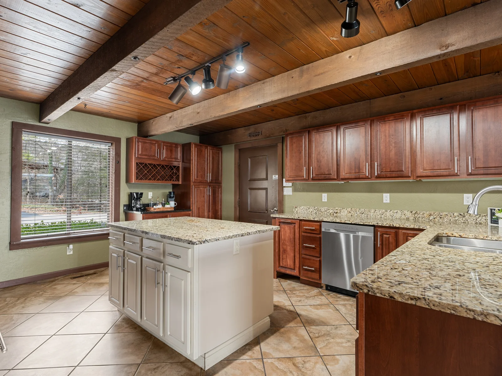 Designed for connection, the open kitchen keeps everyone together, whether you’re prepping breakfast or planning the day on the lake.
