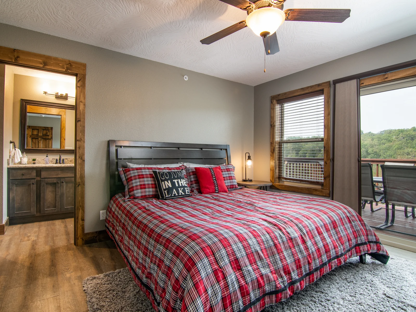 King size bed with en suite bath