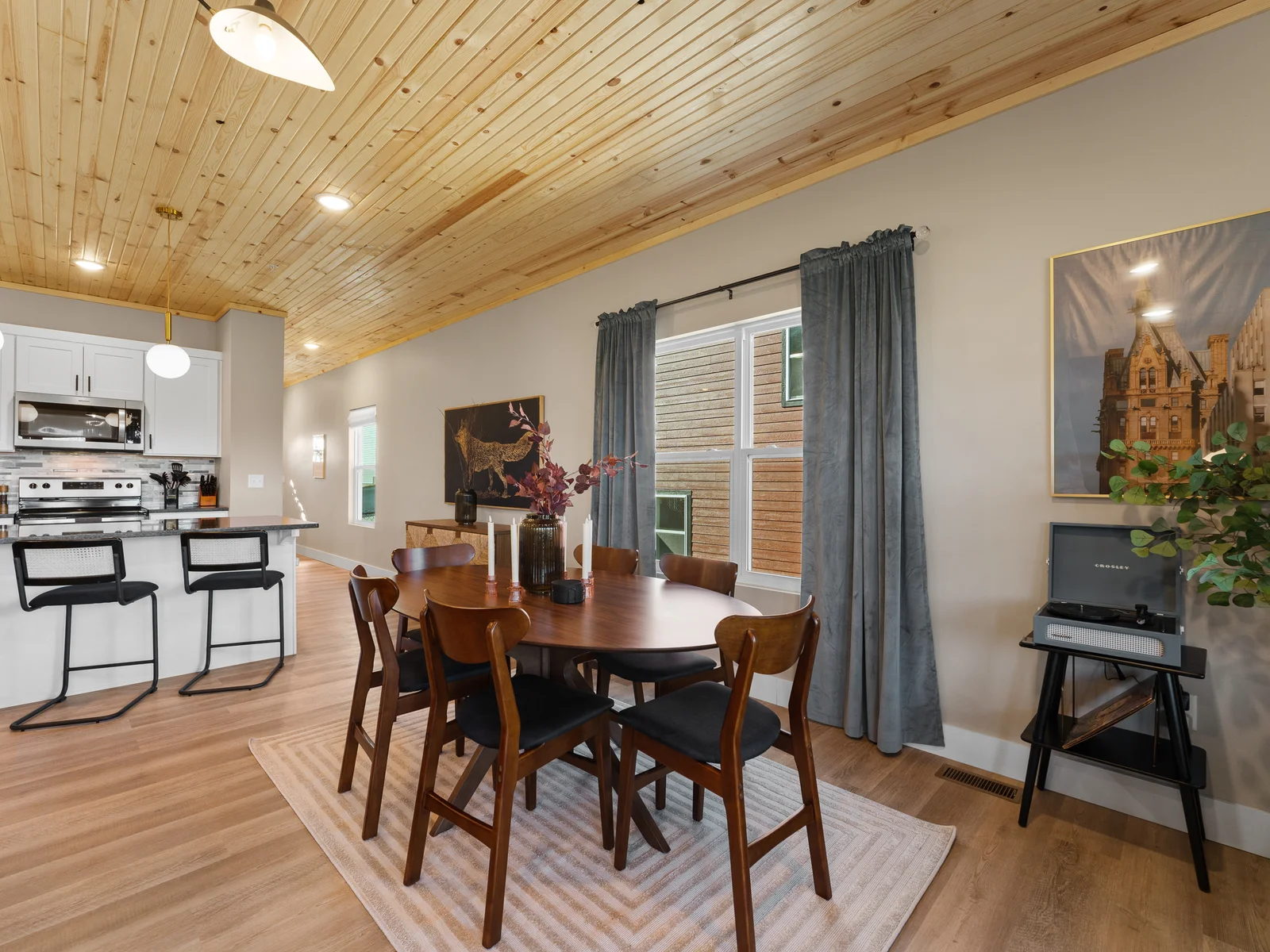 Dining Room: Gather around the chic table for unforgettable meals and lively conversations!