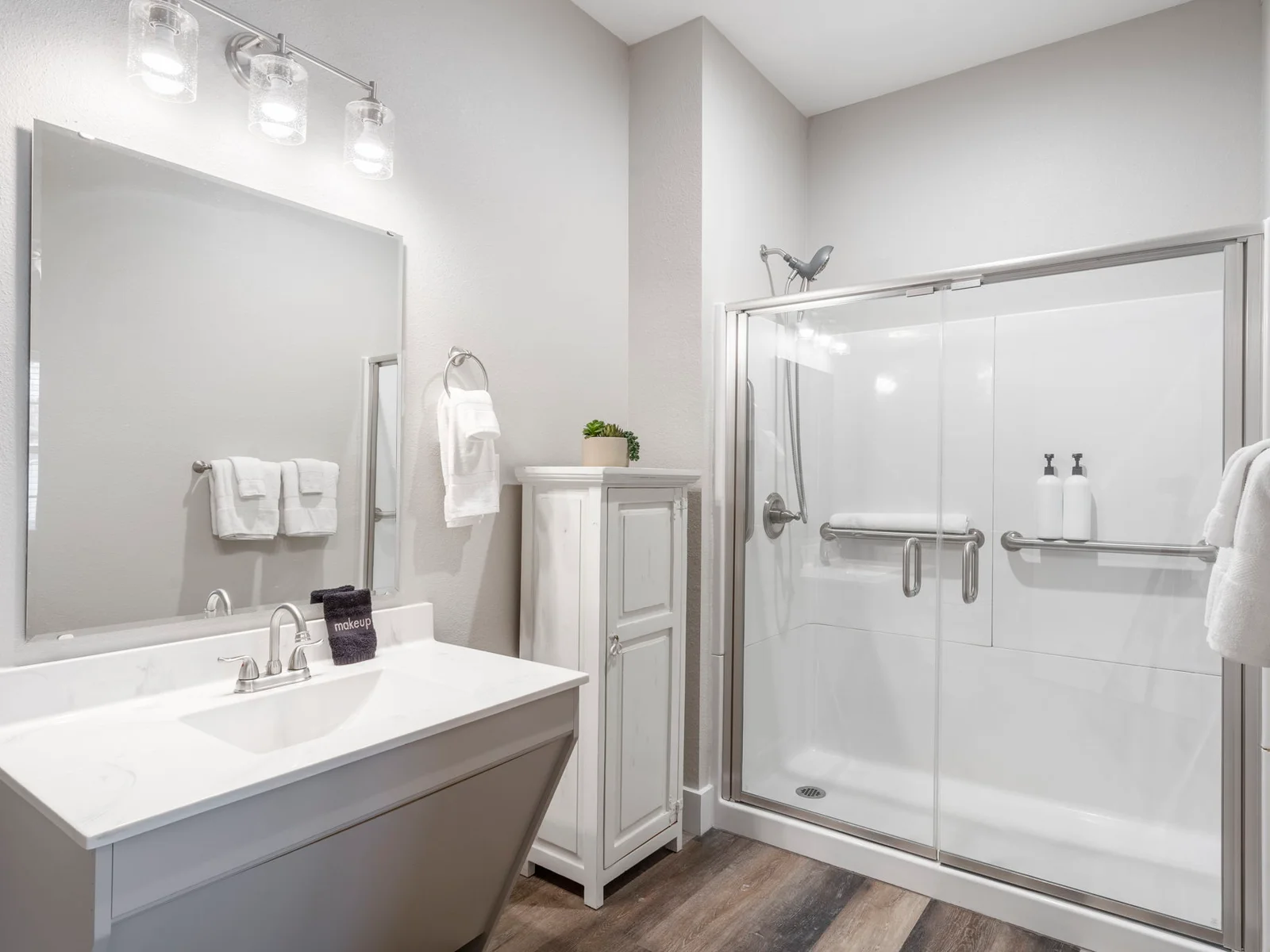 King #1 handicap accessible enuite bath