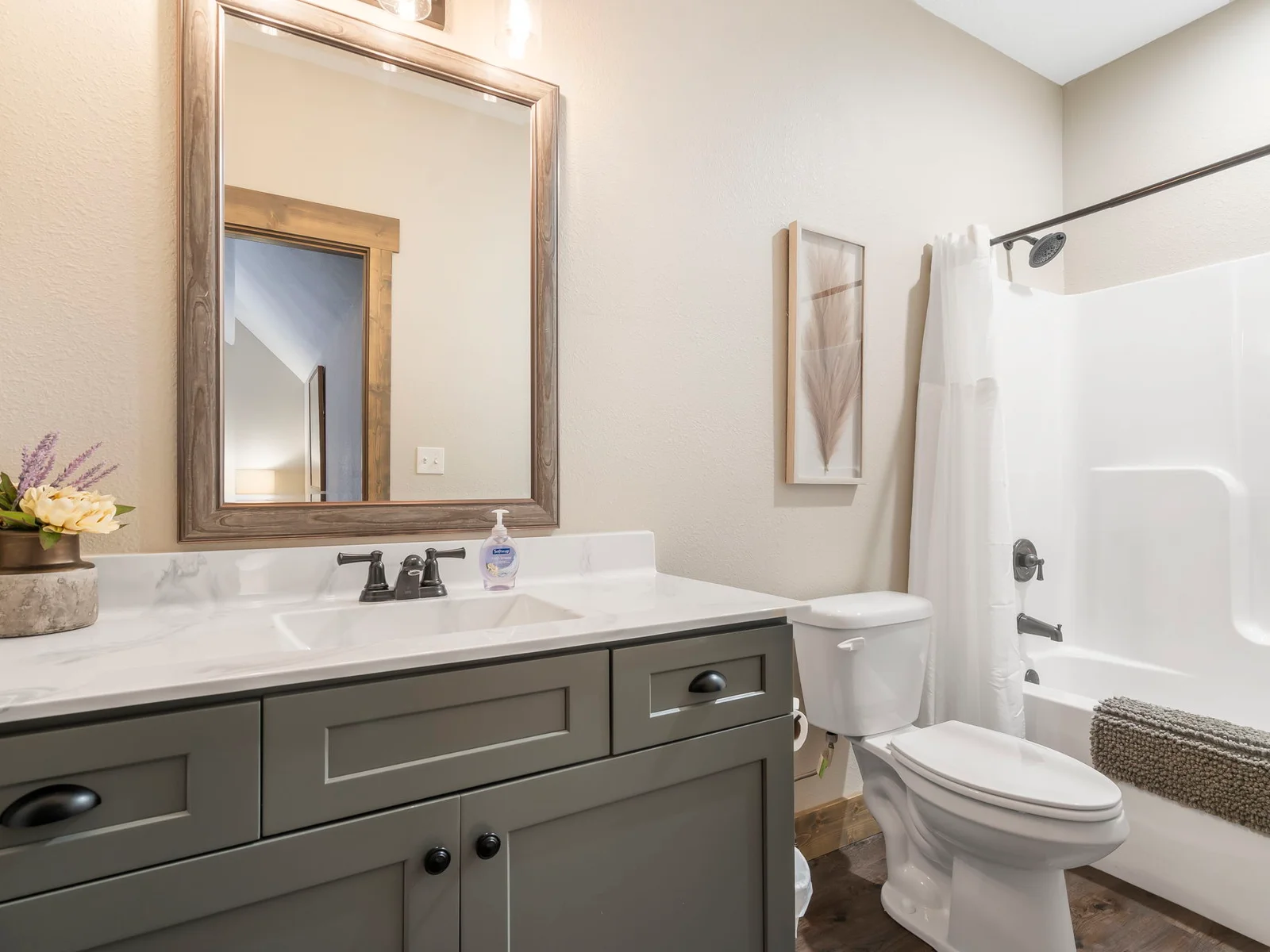 Ensuite bathroom for upstairs King bed #2