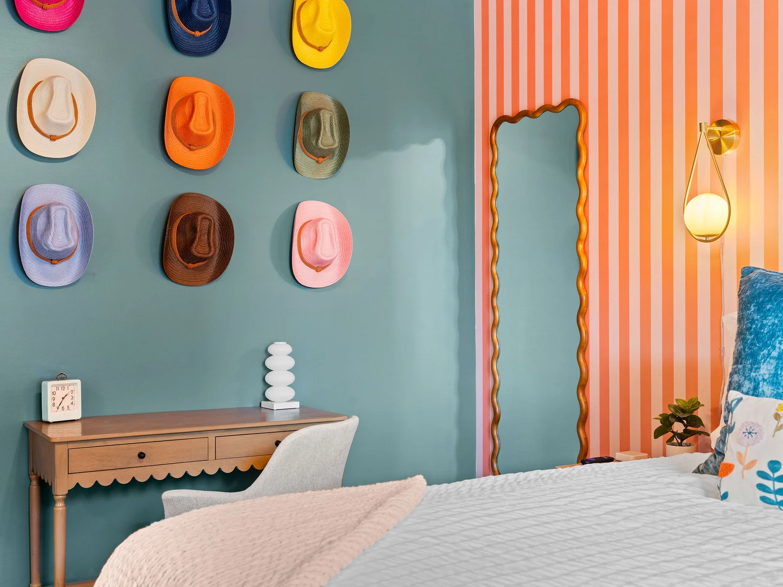 Work, stream, and sleep in style in this retro-Western haven. 💻👑