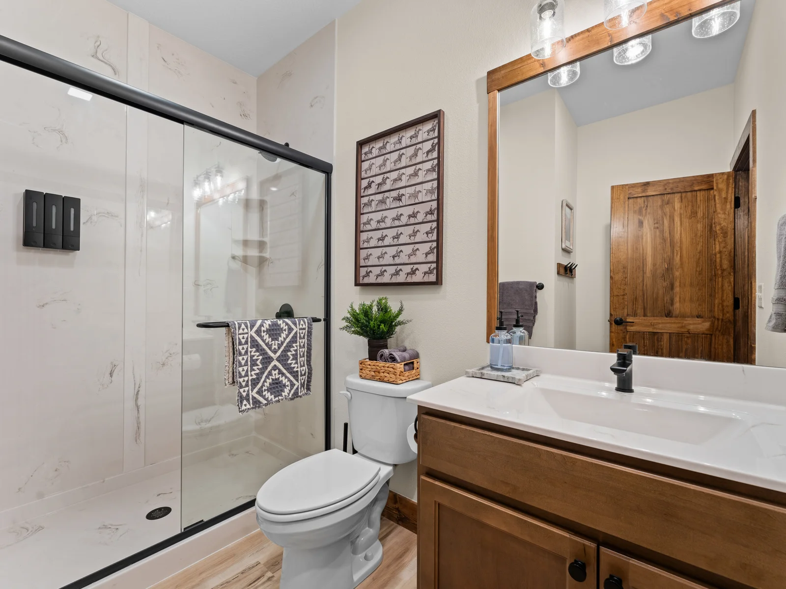 King Ensuite #1 w/ Walk-in Shower