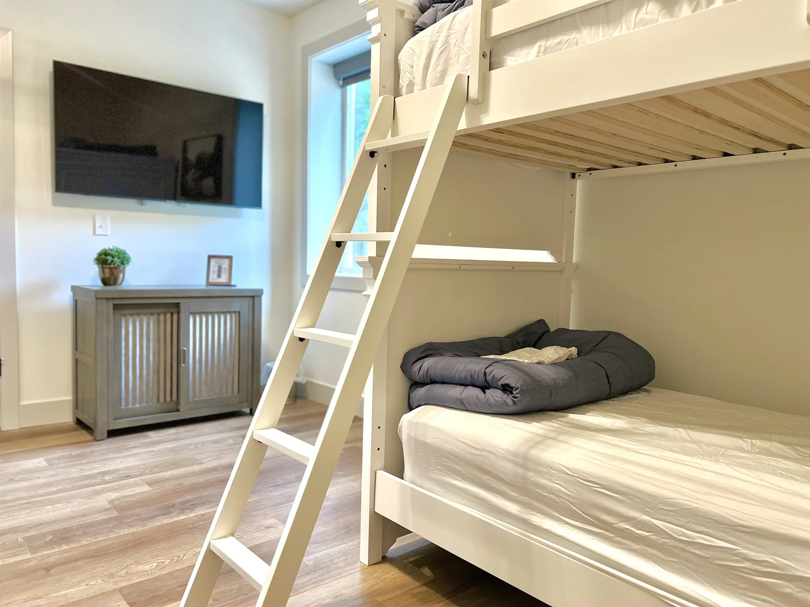 Bunk room with 4 twin beds