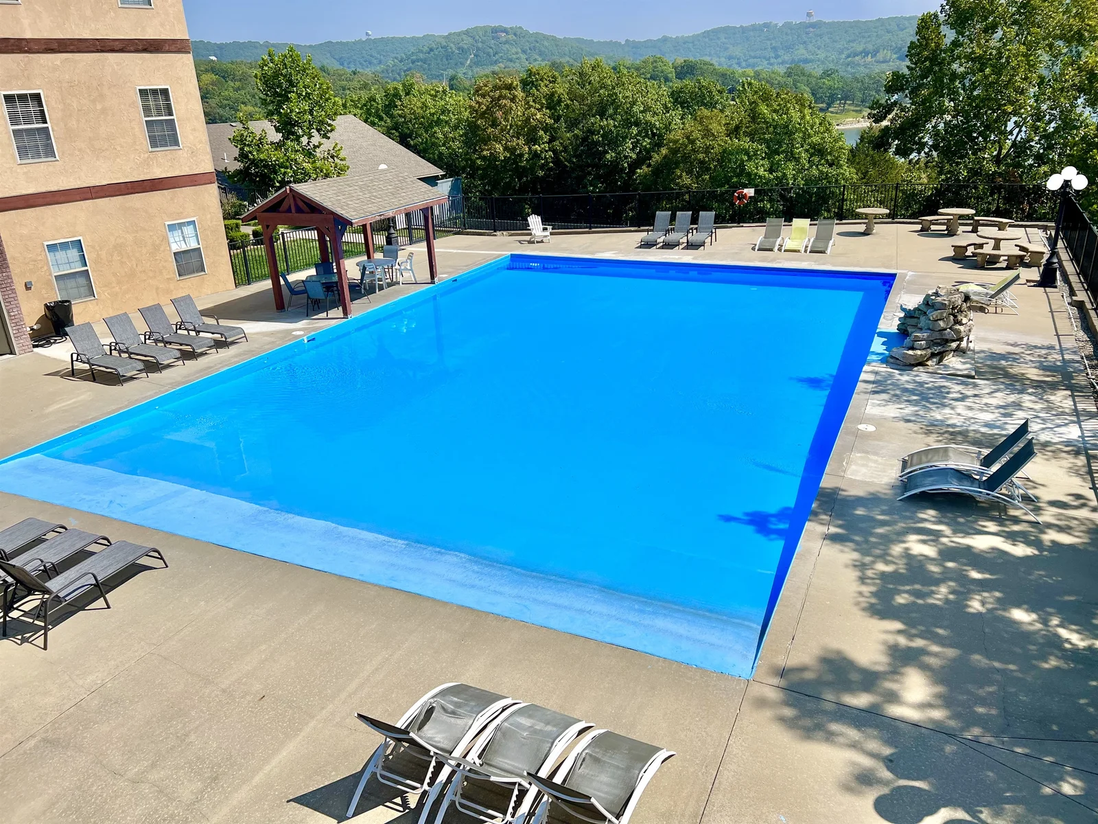 Zero entry community pool