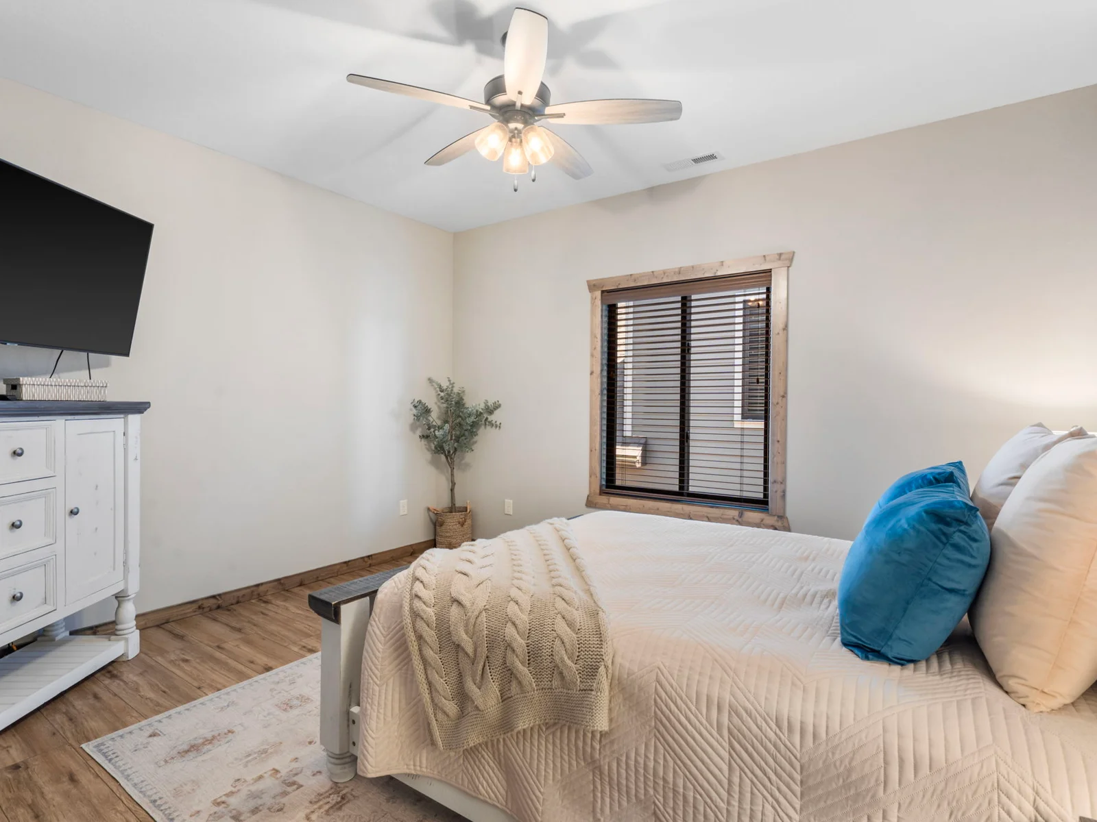 Upper level Queen bed #2
