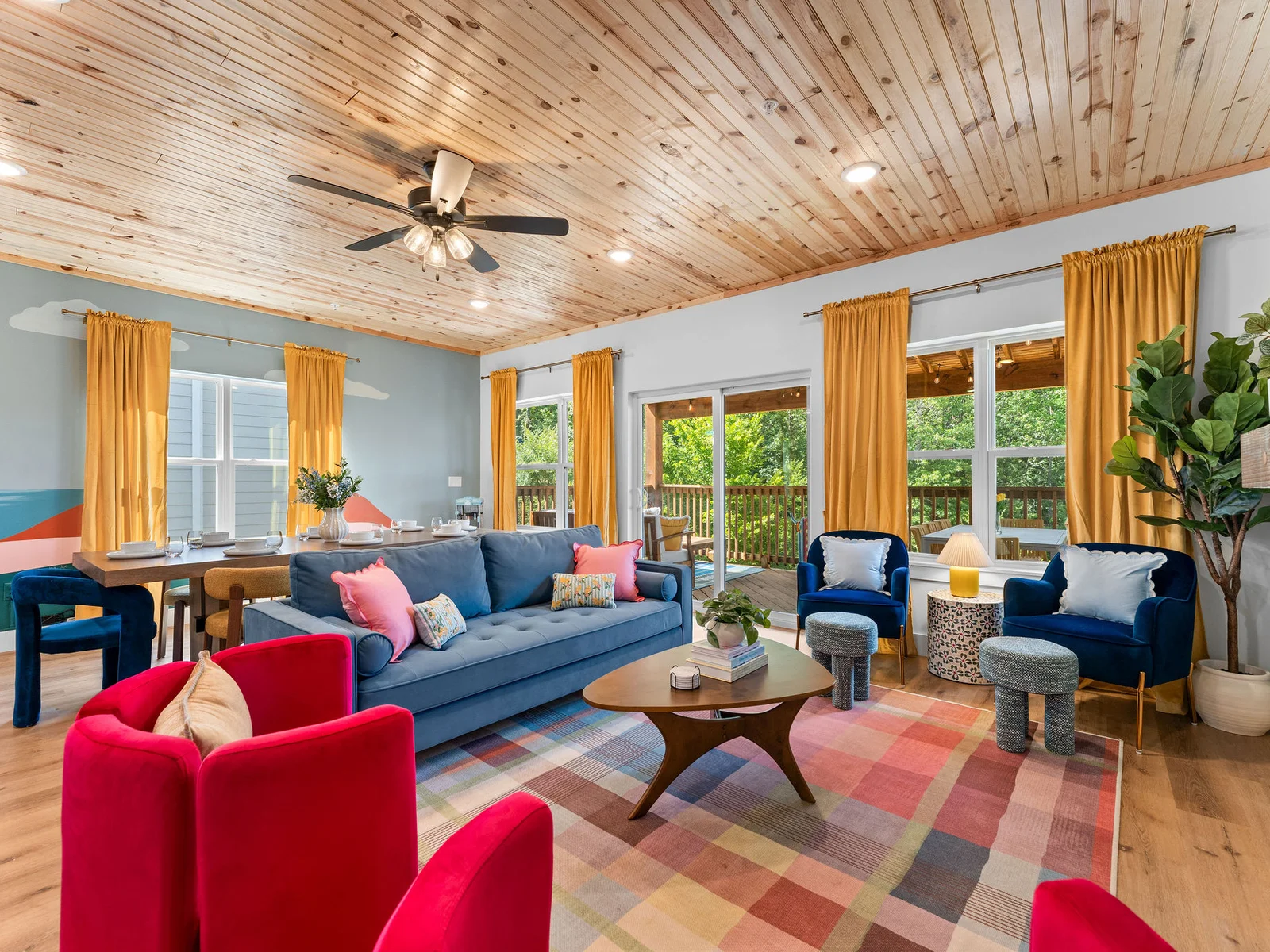 Comfy seating for the whole group to sink into after exploring Branson. 🛋️✨