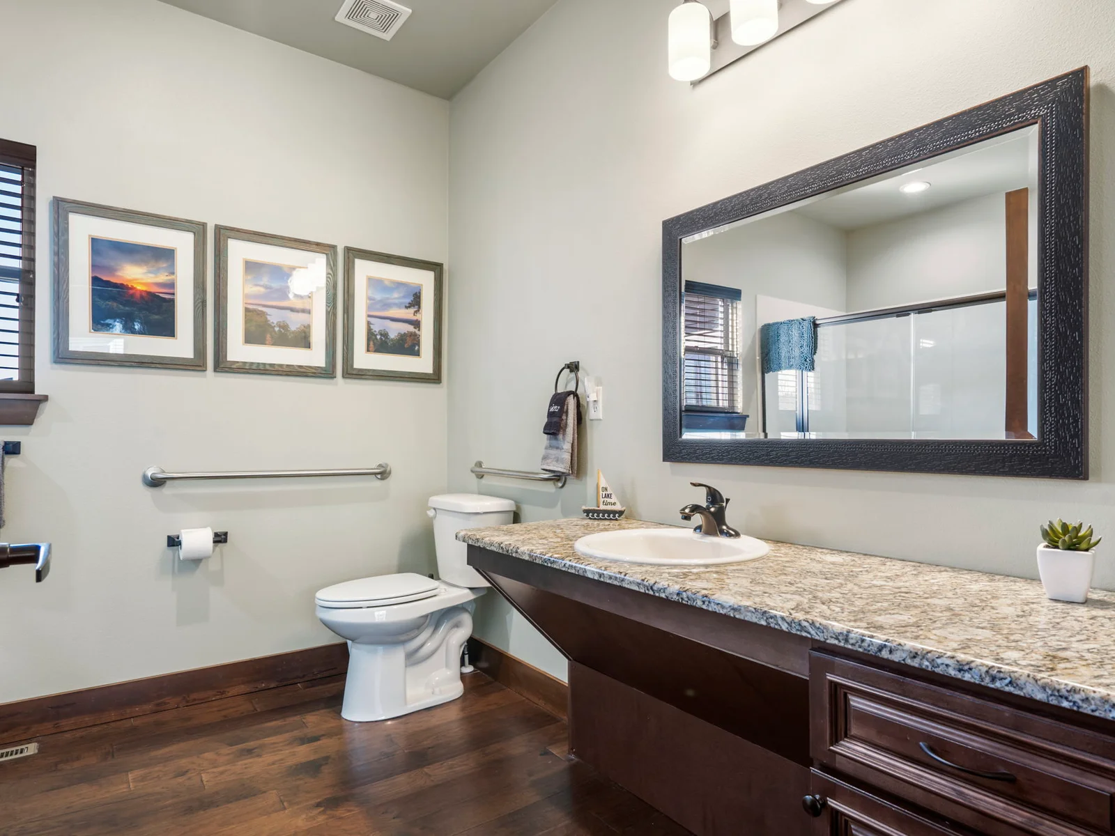 Ensuite bath with grab bars