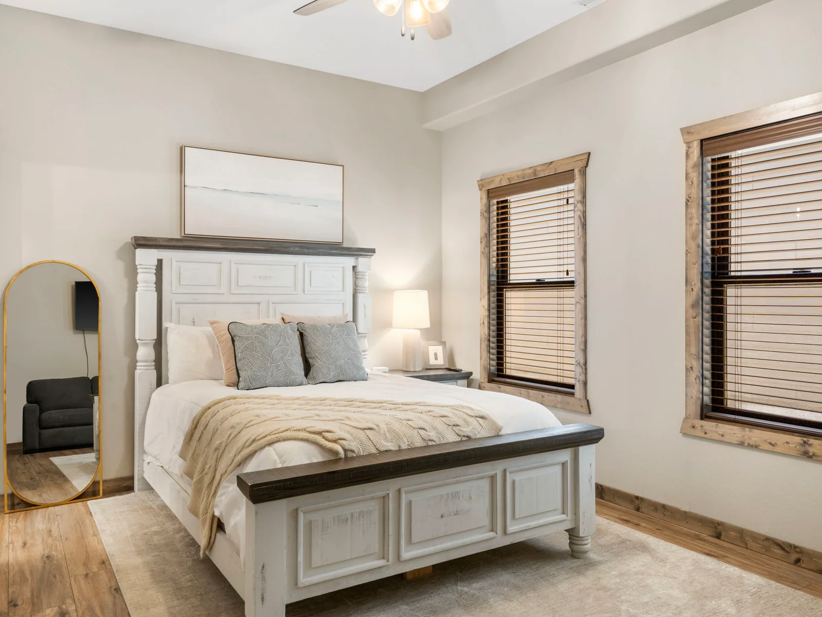 Lower level Queen bed w/ ensuite bath