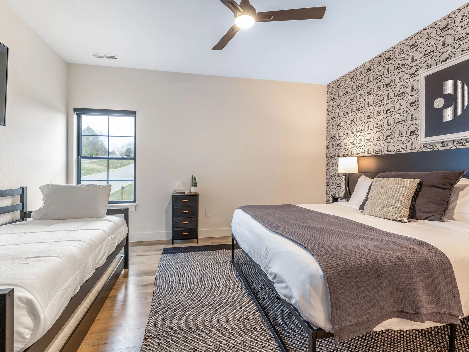 Upper level King bedroom #3 w/ daybed and trundle & ensuite bath
