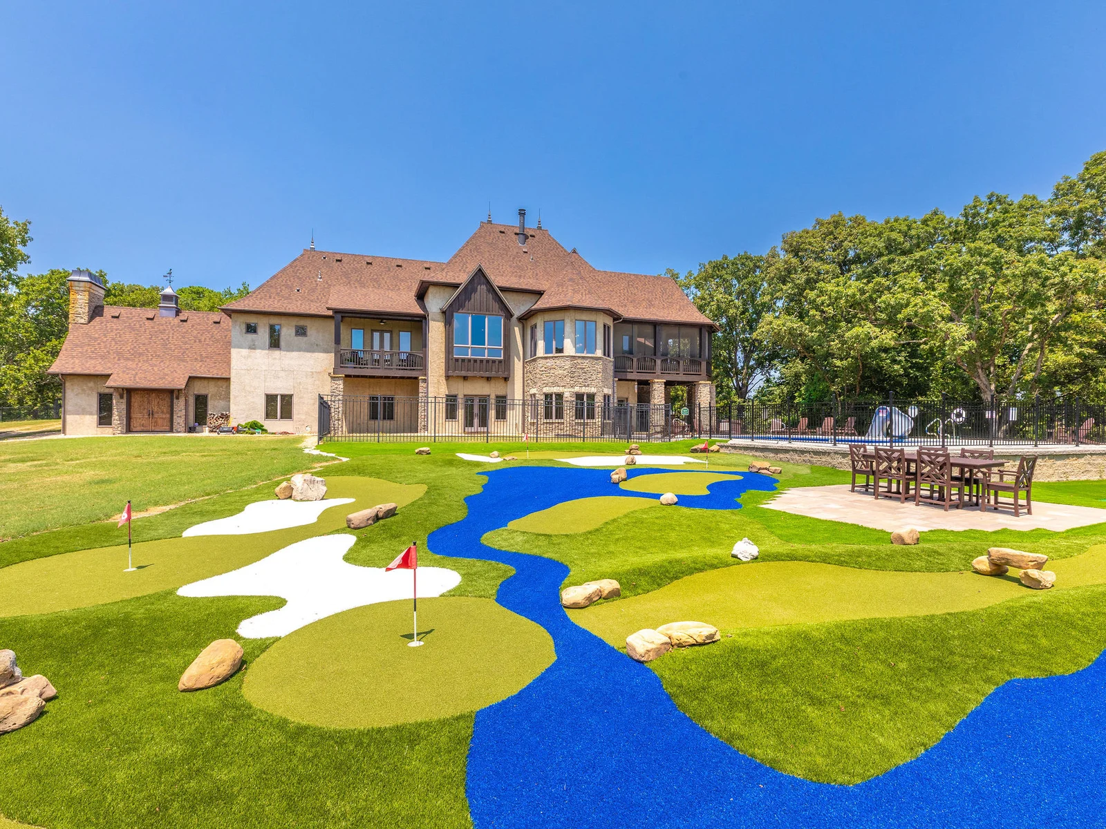 6 hole mini golf to keep the kids entertained for hours!