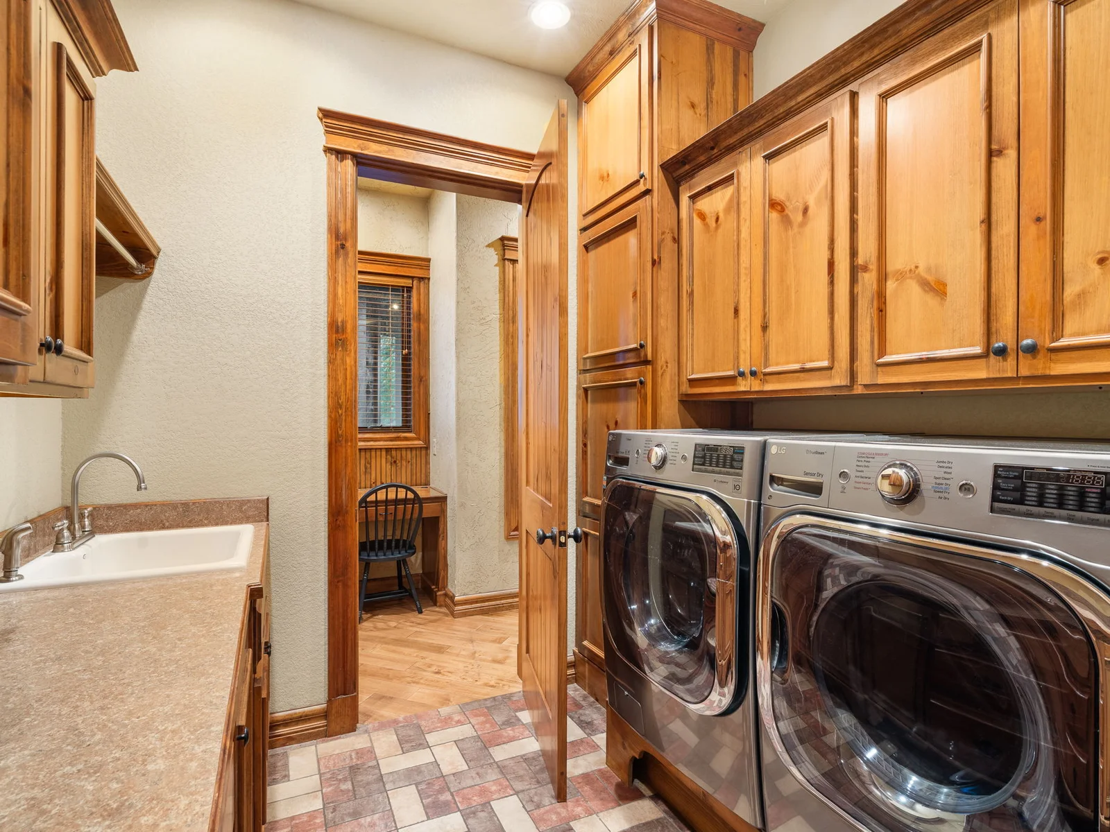 Upper level washer and dryer