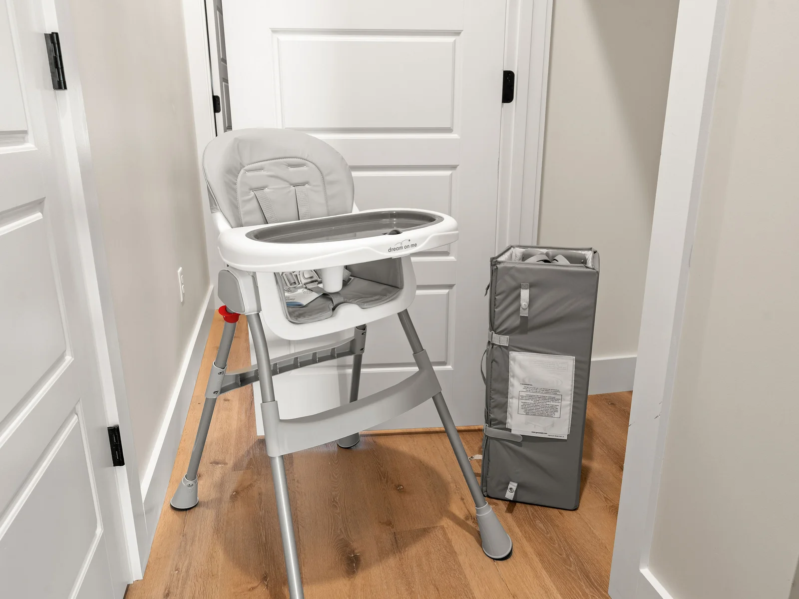 Traveling with little ones? We've got you covered with a Pack 'n Play and high chair for your convenience. 💙