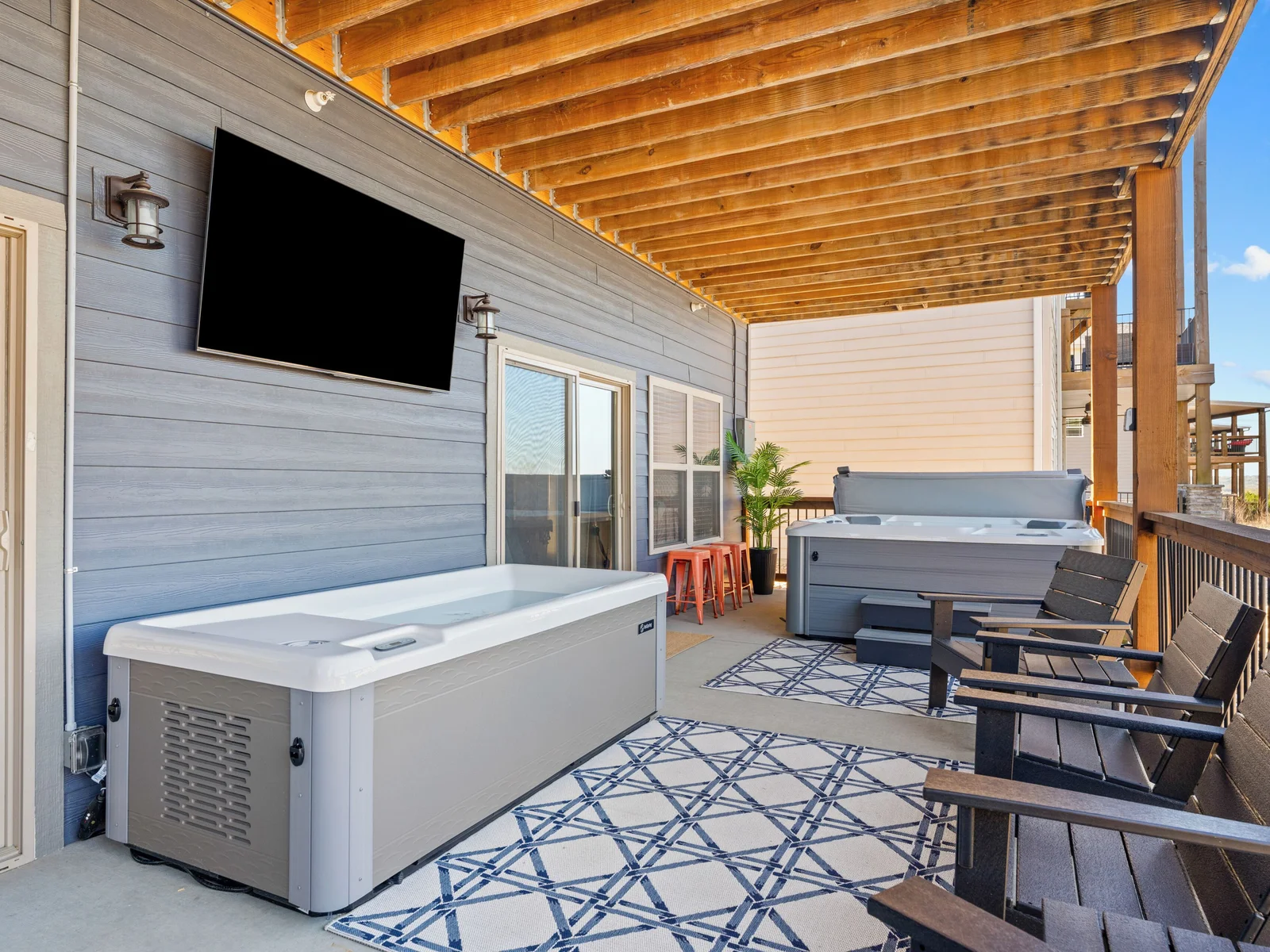 Wellness porch. Hot Springs Cold Plunge and 7-person hot tub. Watch the game while enjoying contrast therapy!