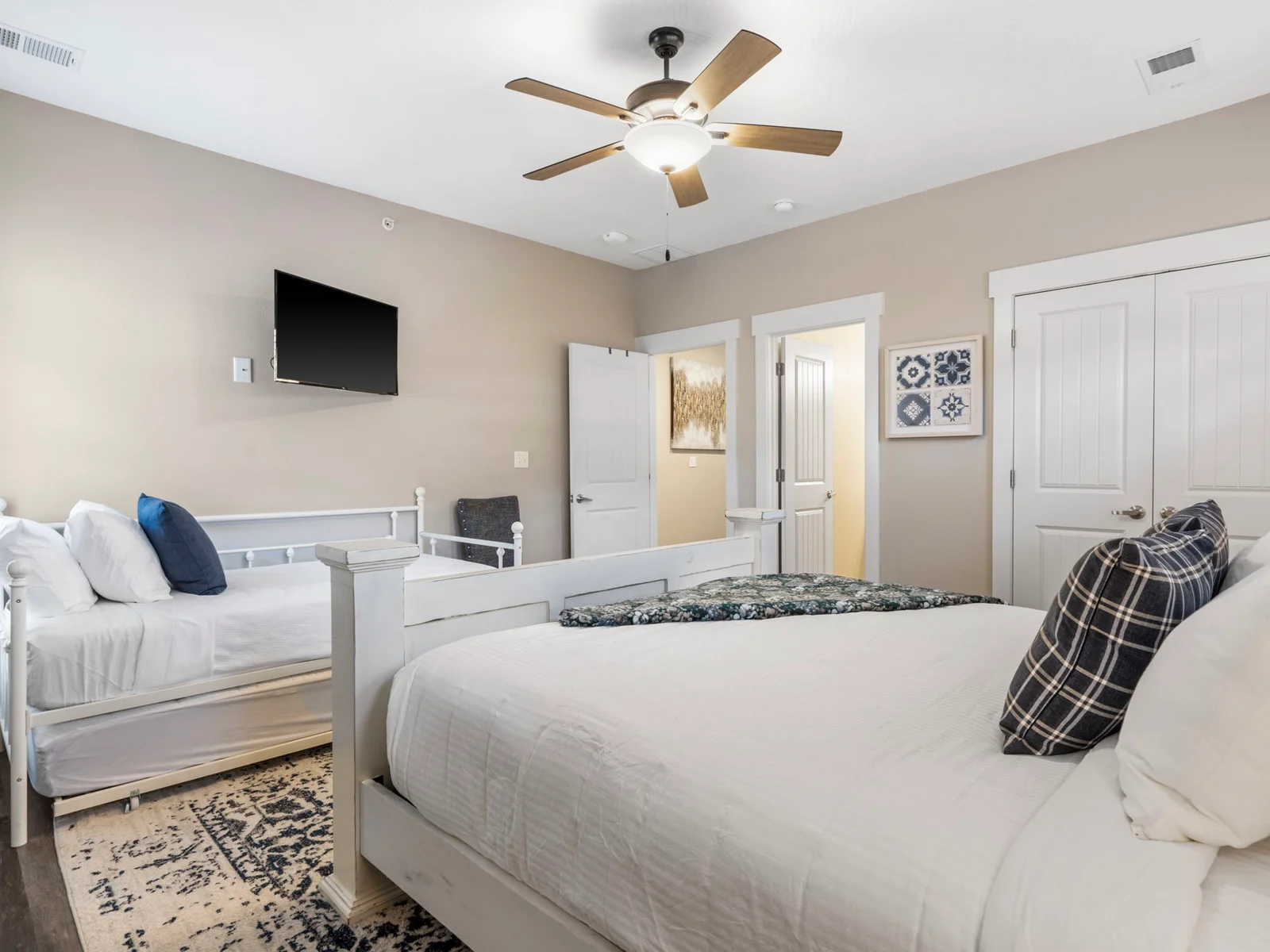 Upper level King #2 w/ ensuite bath