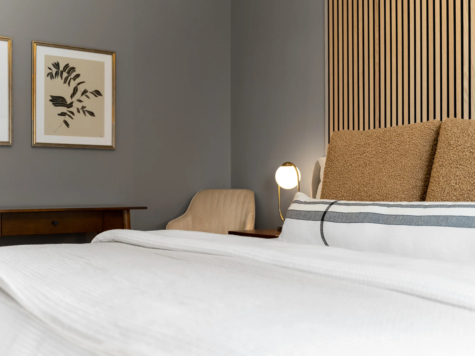 Bedroom Retreat: Enjoy blissful nights with chic decor and serene ambiance in Branson's gem!