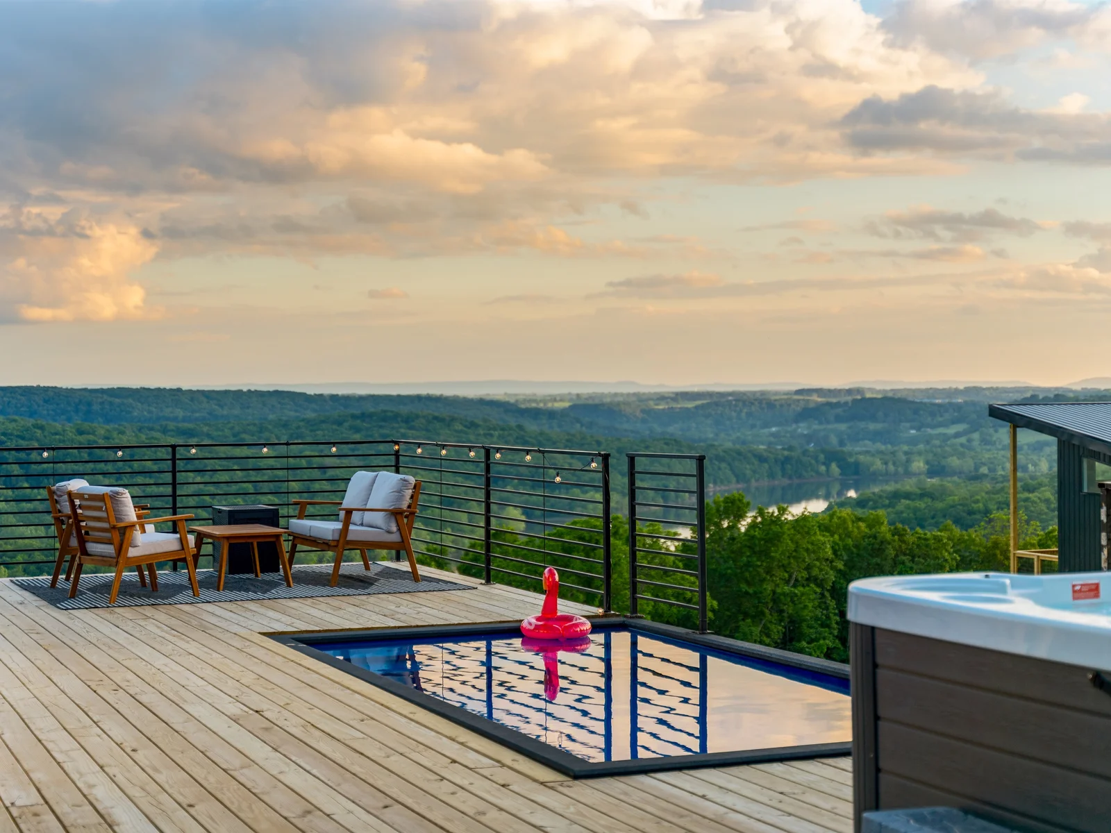 Poolside views you’ll never get tired of 🏞️