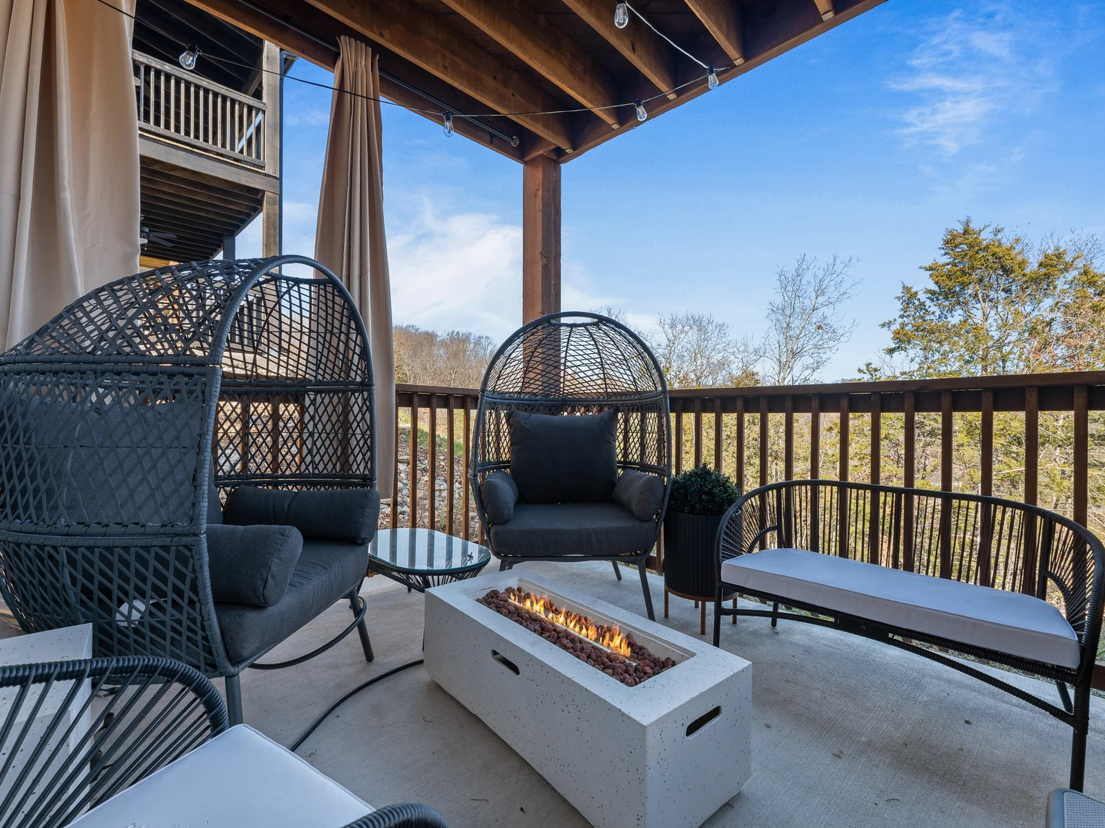 Outdoor Oasis: Sip drinks by the fire pit while soaking in beautiful Branson views!