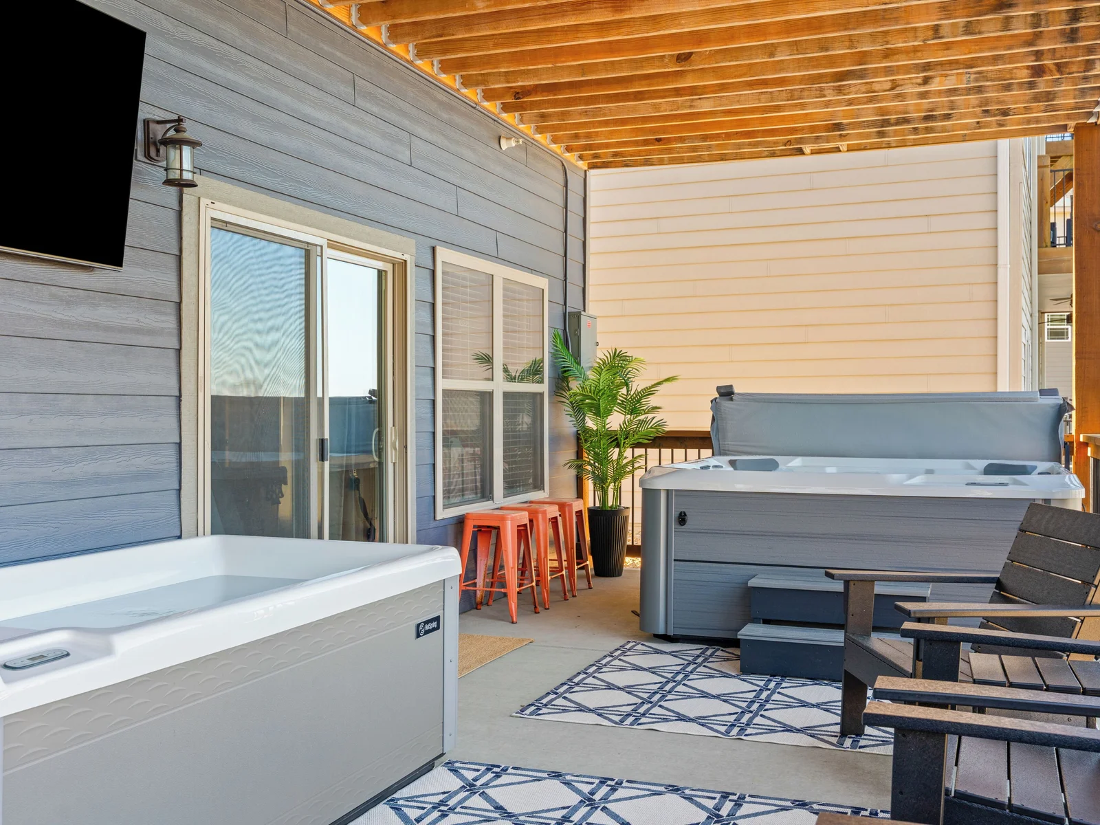 Wellness porch. Hot Springs Cold Plunge and 7-person hot tub. Watch the game while enjoying contrast therapy!