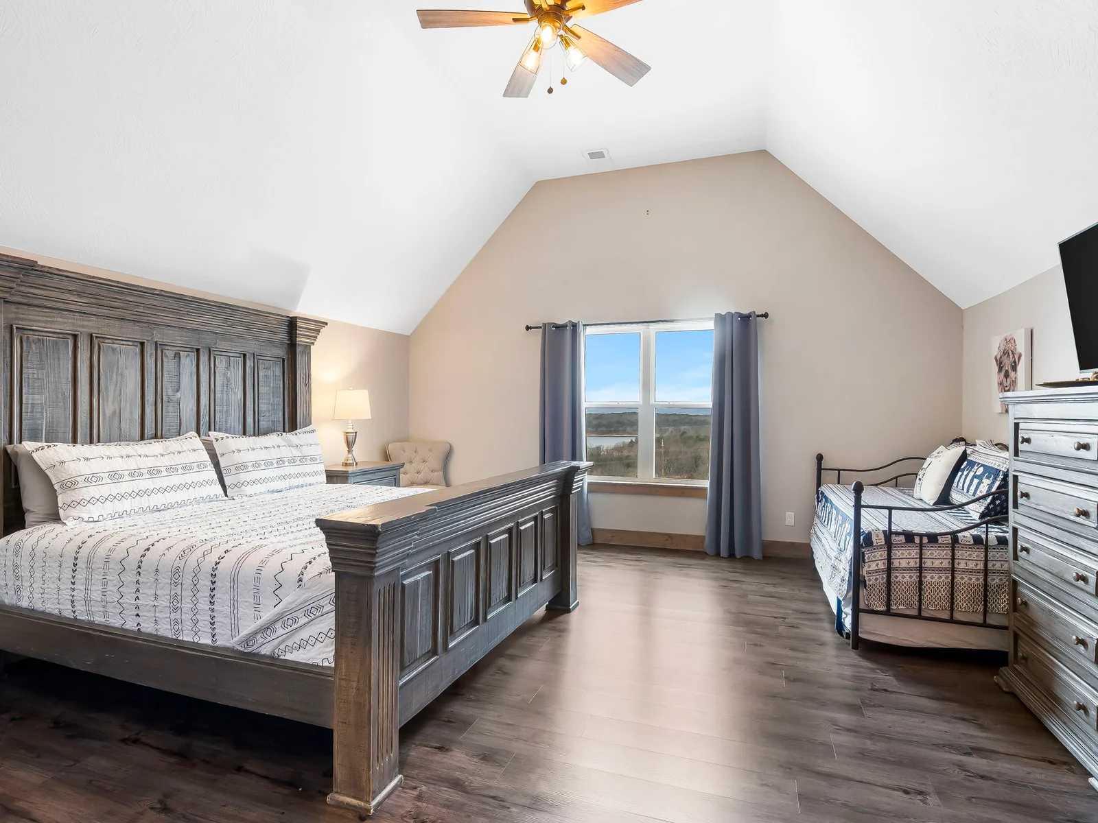 Upper King bed #1 with ensuite bathrrom, amazing views, and twin day bed!