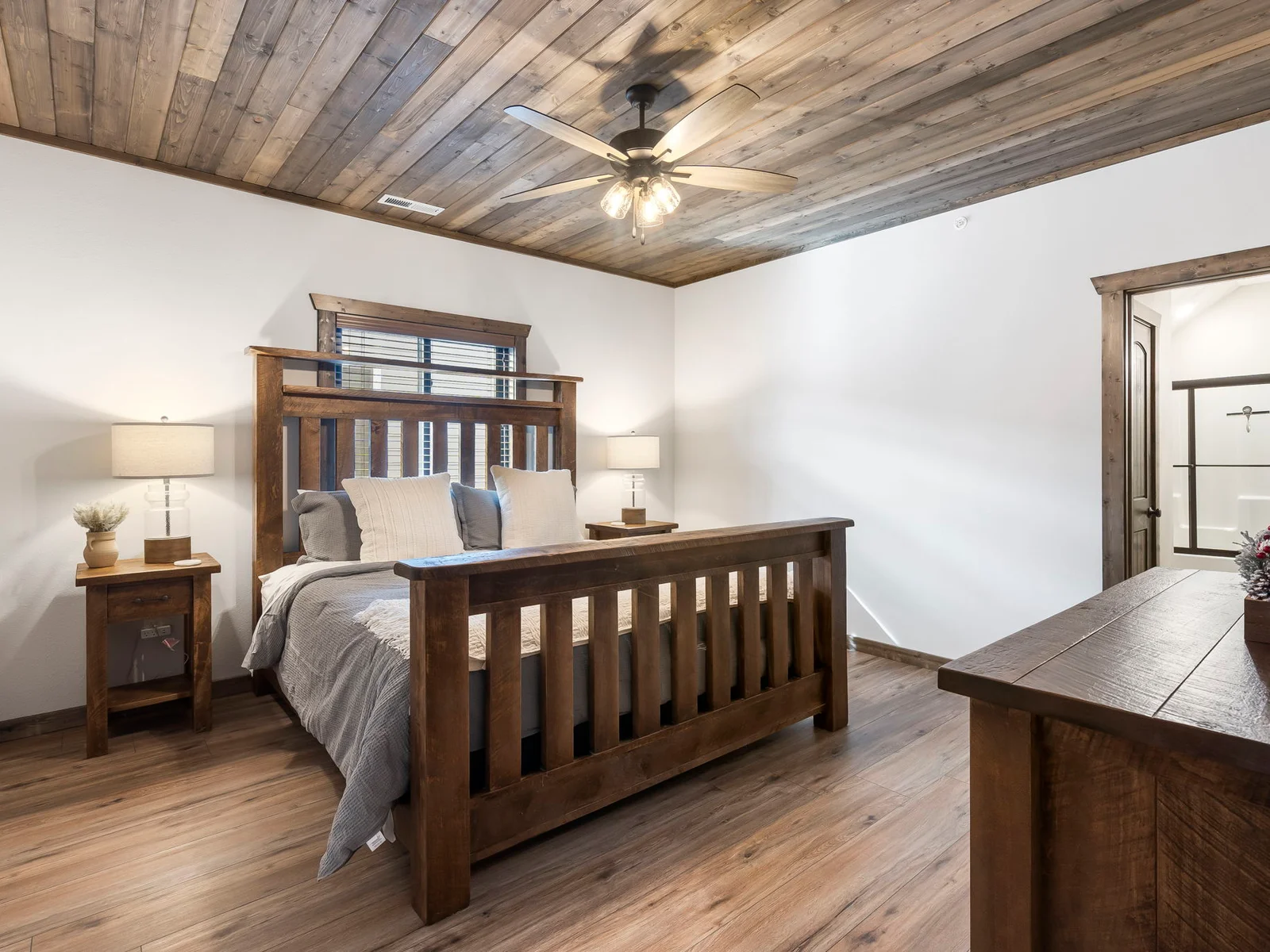 Upper level King #6 with ensuite bathroom