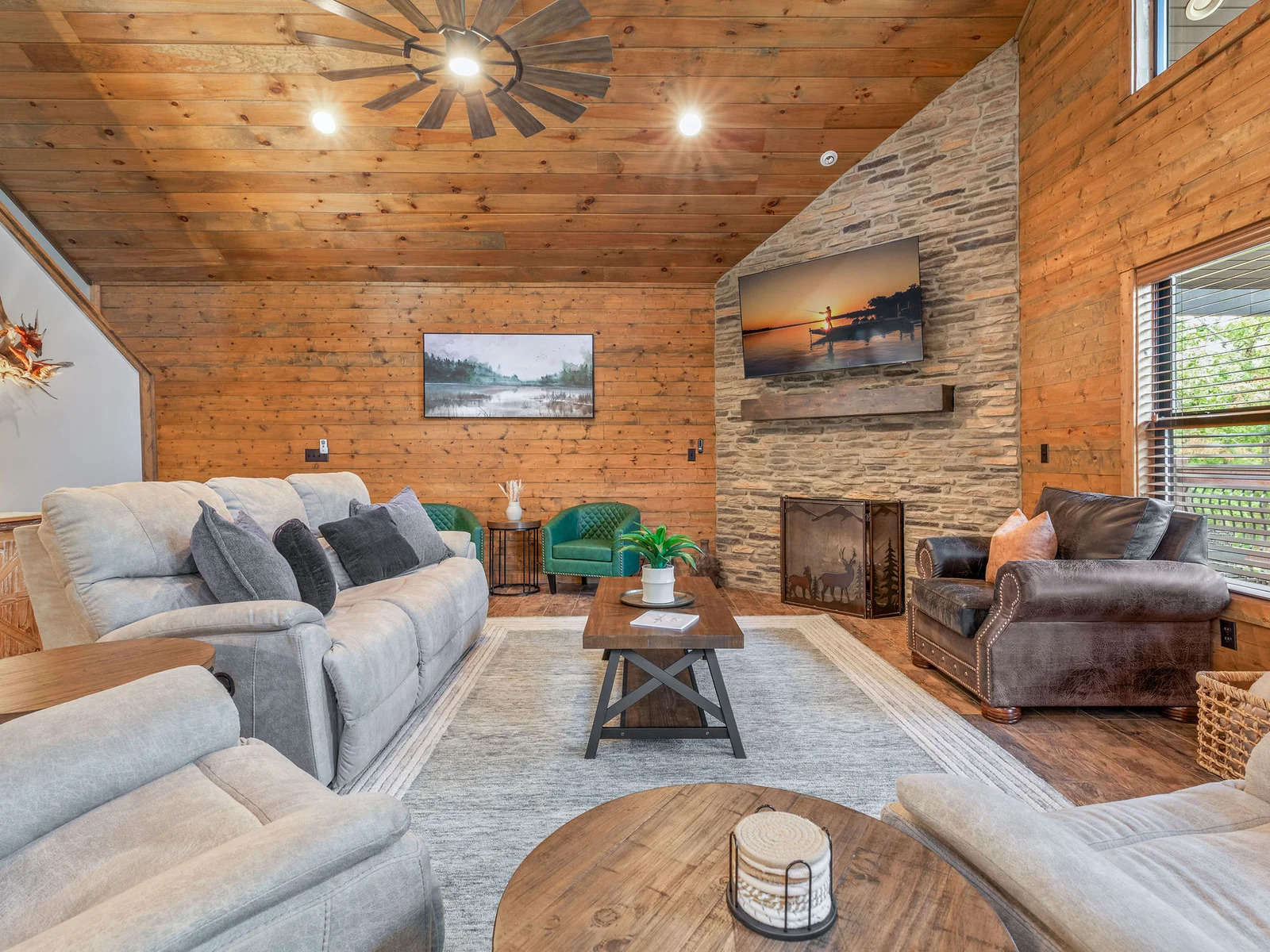 Living room with plenty of seating for the whole family!