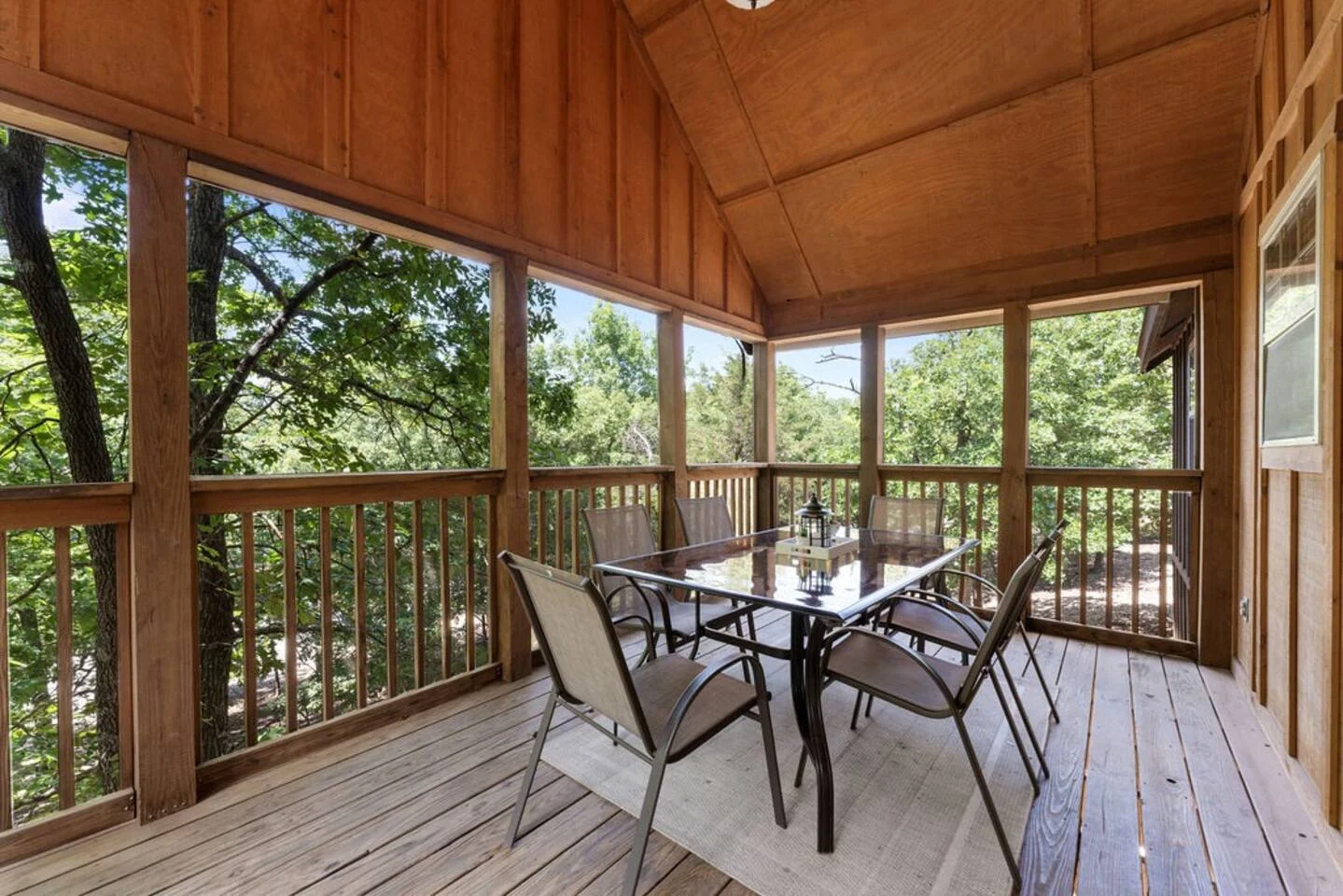 Screened in porch surrounded to enjoy nature, relax and unwind from a day of adventure in Branson.