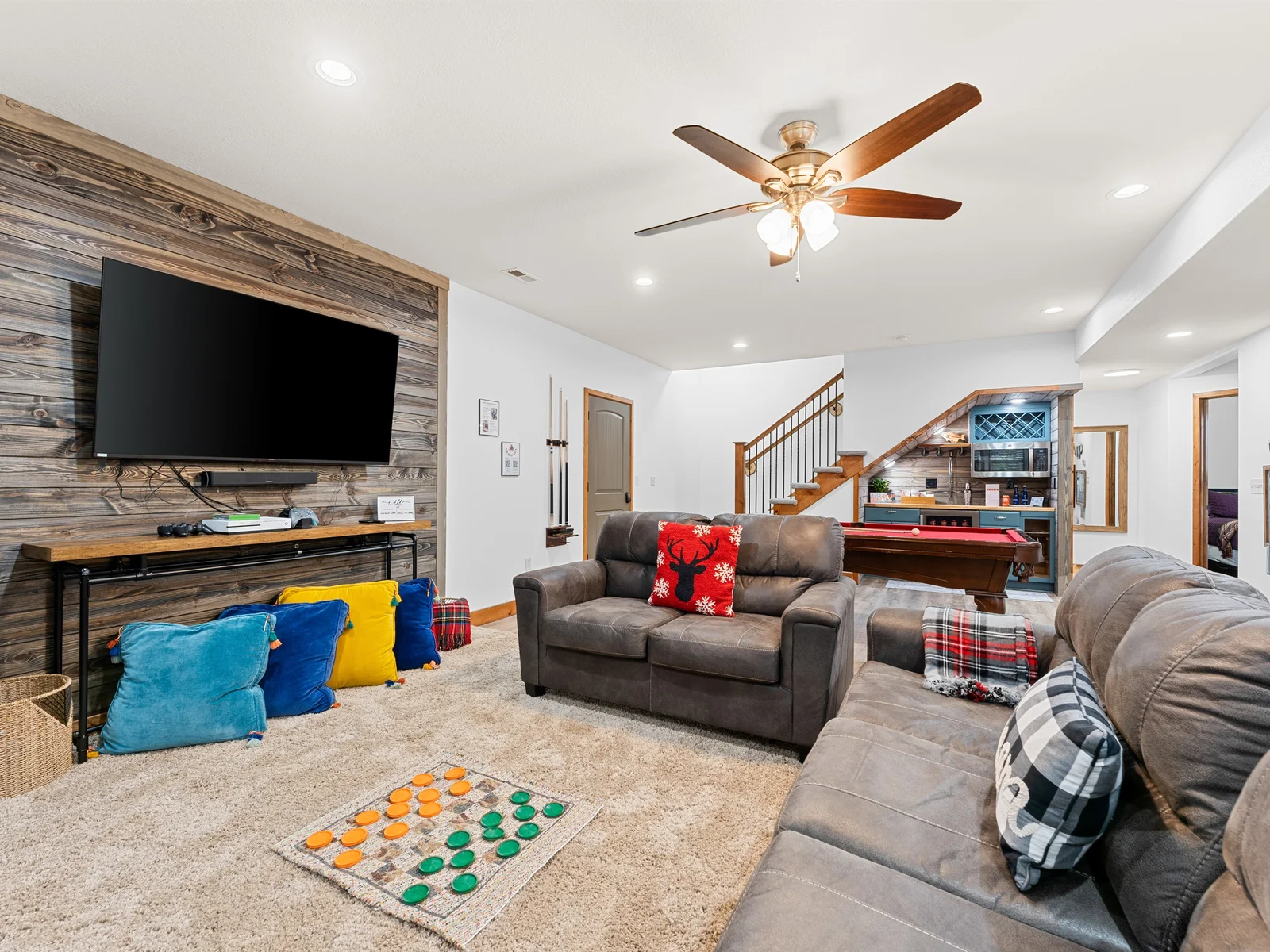 Bright and colorful gameroom. Lots of space to hang out and be comfortable.