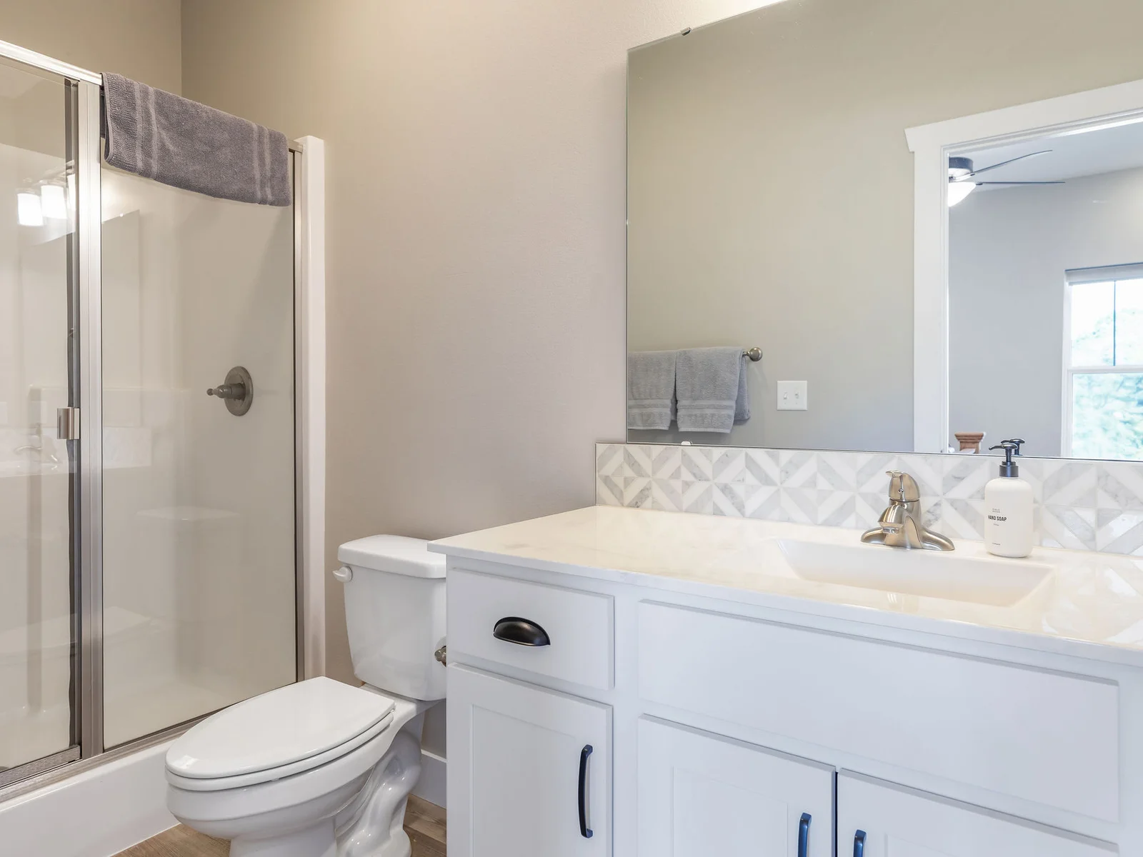 Upper level ensuite bath #4