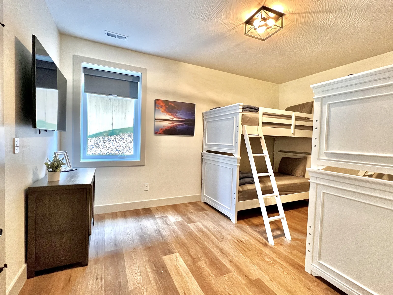 Bunk room sleeps 4 with twin beds