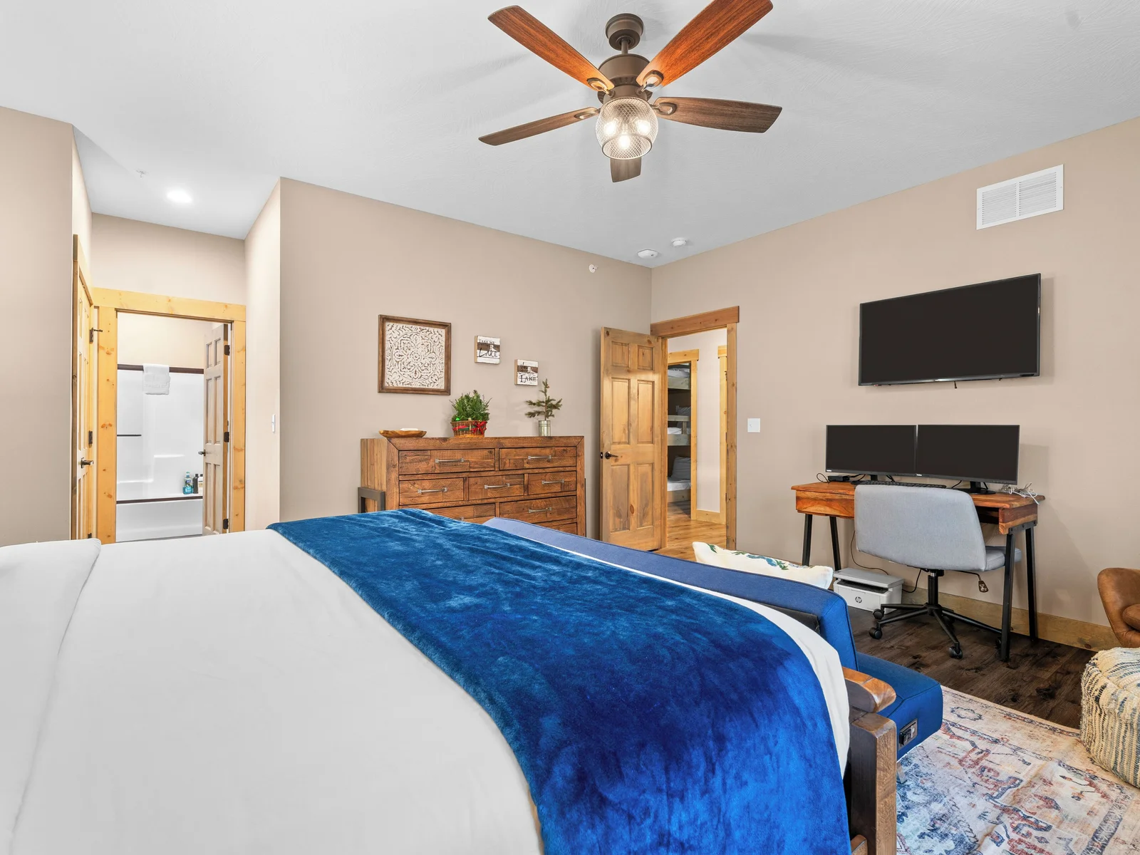 King size bed with futon. Awesome workspace with docking station, dual monitors, keyboard/mouse, and printer.