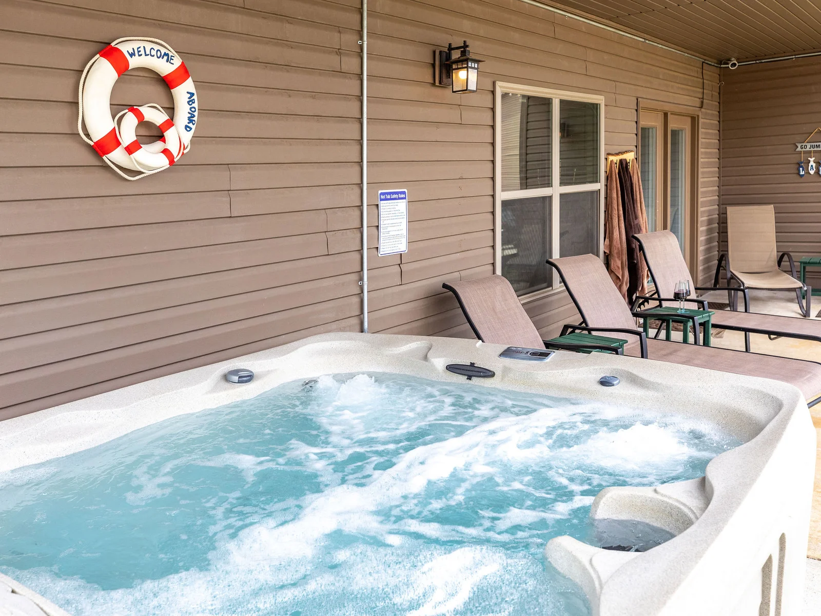 Relax in the hot tub or bath in the sun!