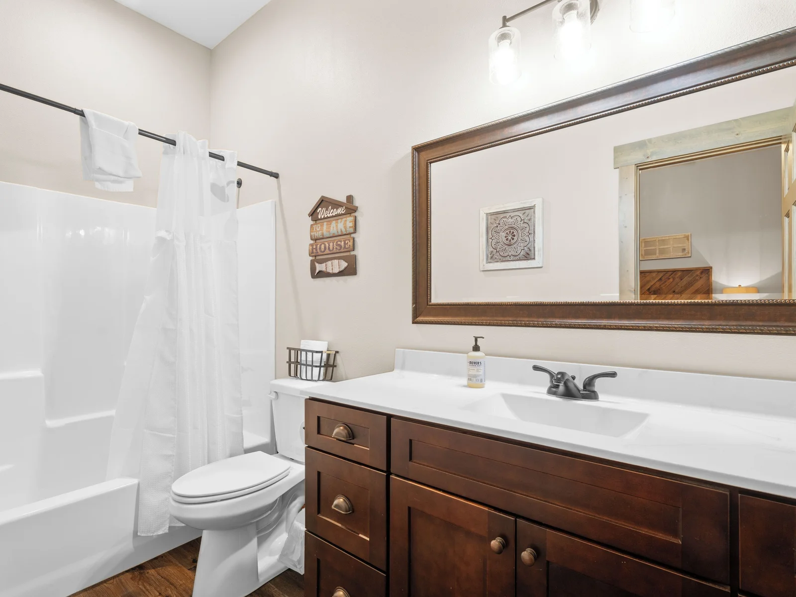 Bedroom #5 en-suite bath