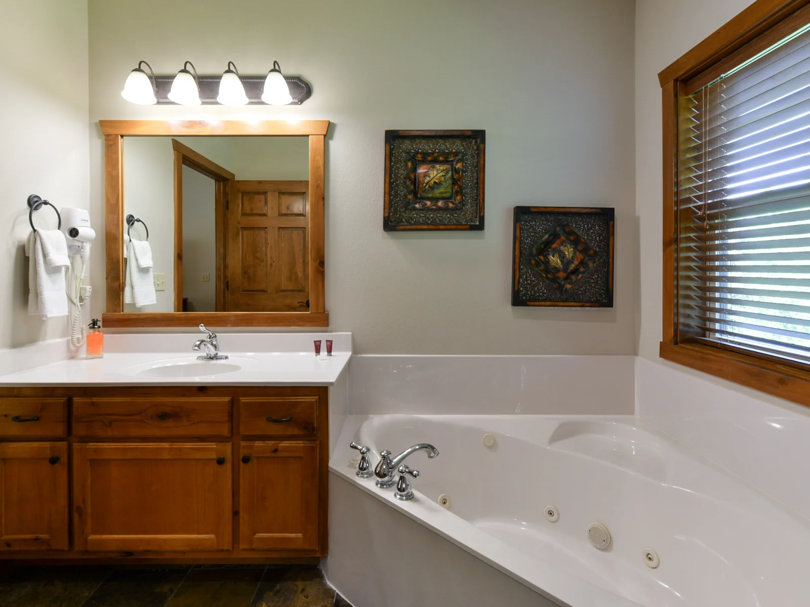 www.VanessasVacationHomes.com