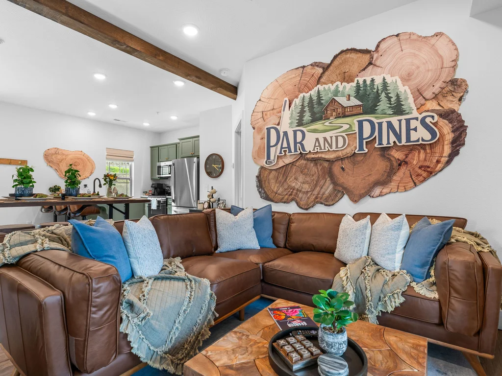 Par and Pine Cabin in Hollister, MO