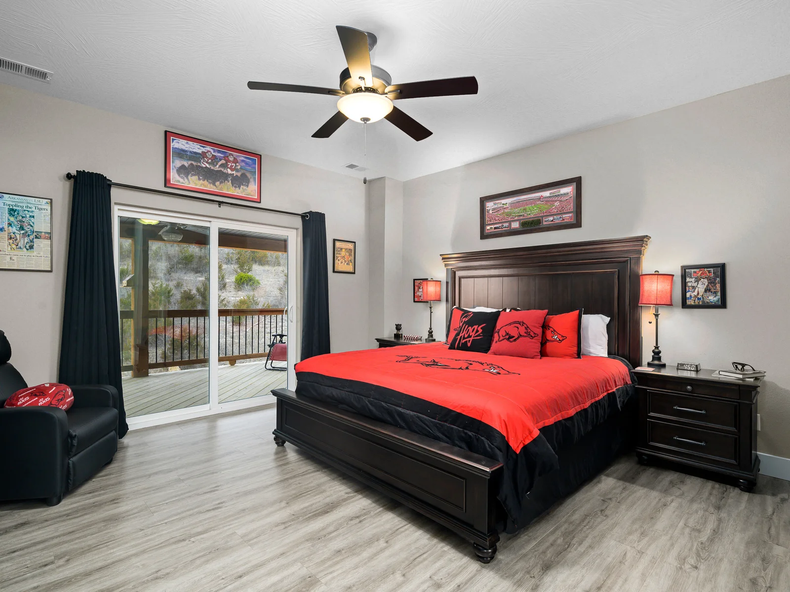 Upper level: Razorback refuge with King bed, recliner and en suite bathroom