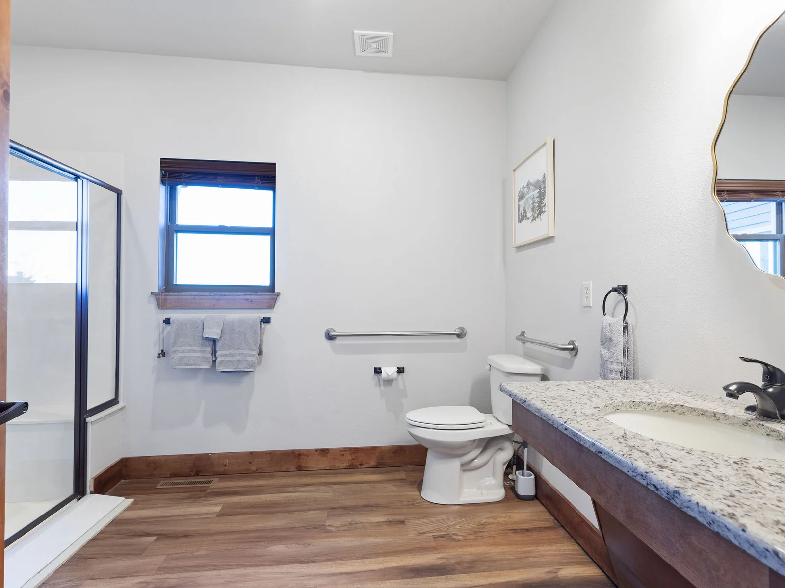 Ensuite handicap accessible bathroom!