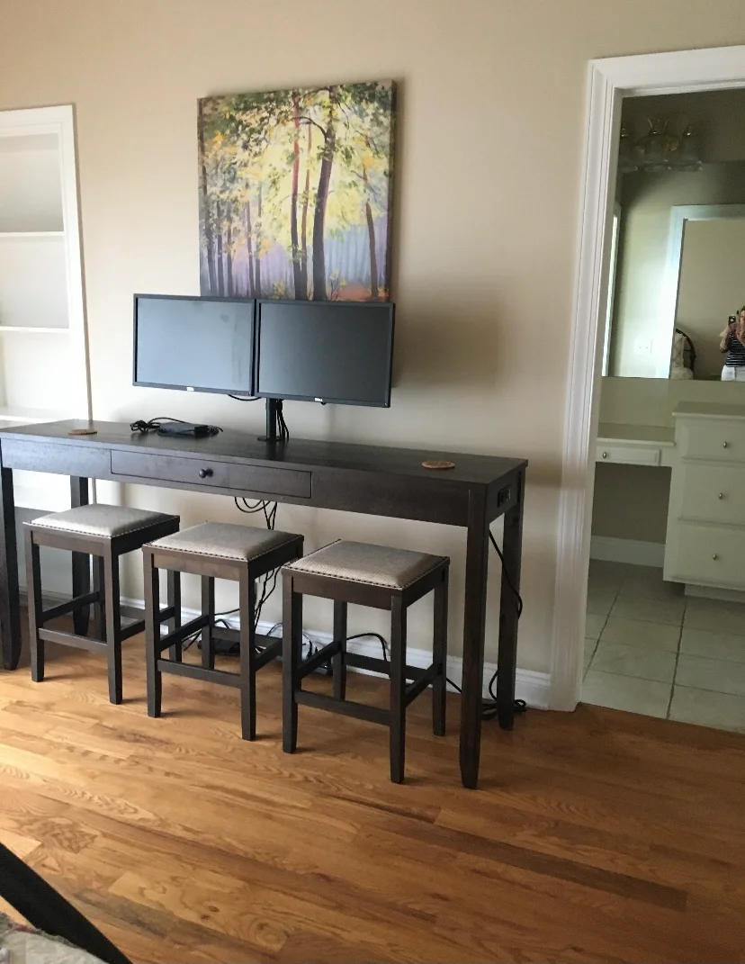 Buisiness center with WiFi and 2 monitors located in bedroom #6