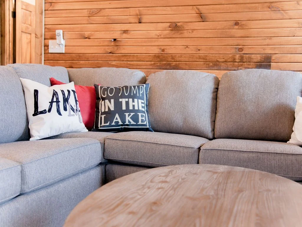 Relax at the fireplace after a day of shows, shopping or fishing!
