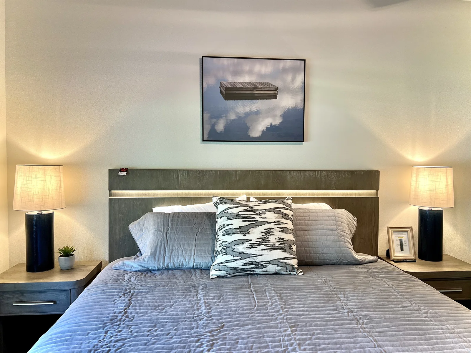 Lower king bedroom with built in headboard light