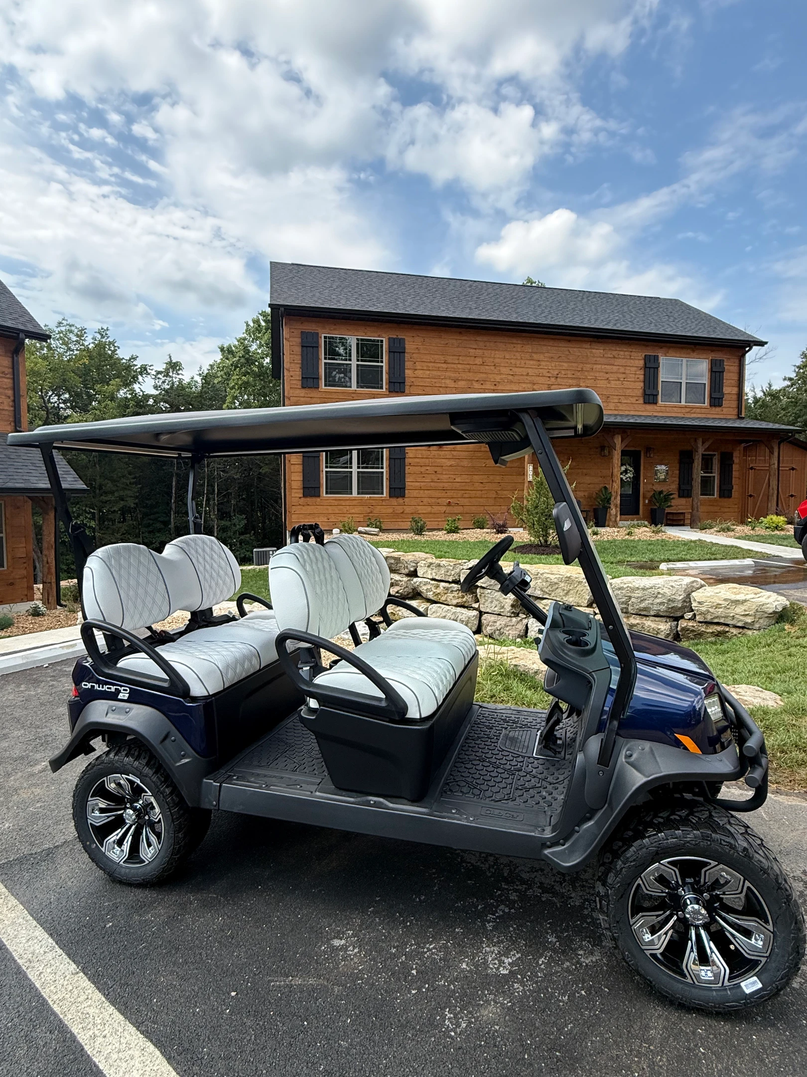 You can zip around Tall Timbers to all the pools, lakes, general store in your own, included, 4-seater golf cart. The cart has bluetooth audio and Apple Car Play!