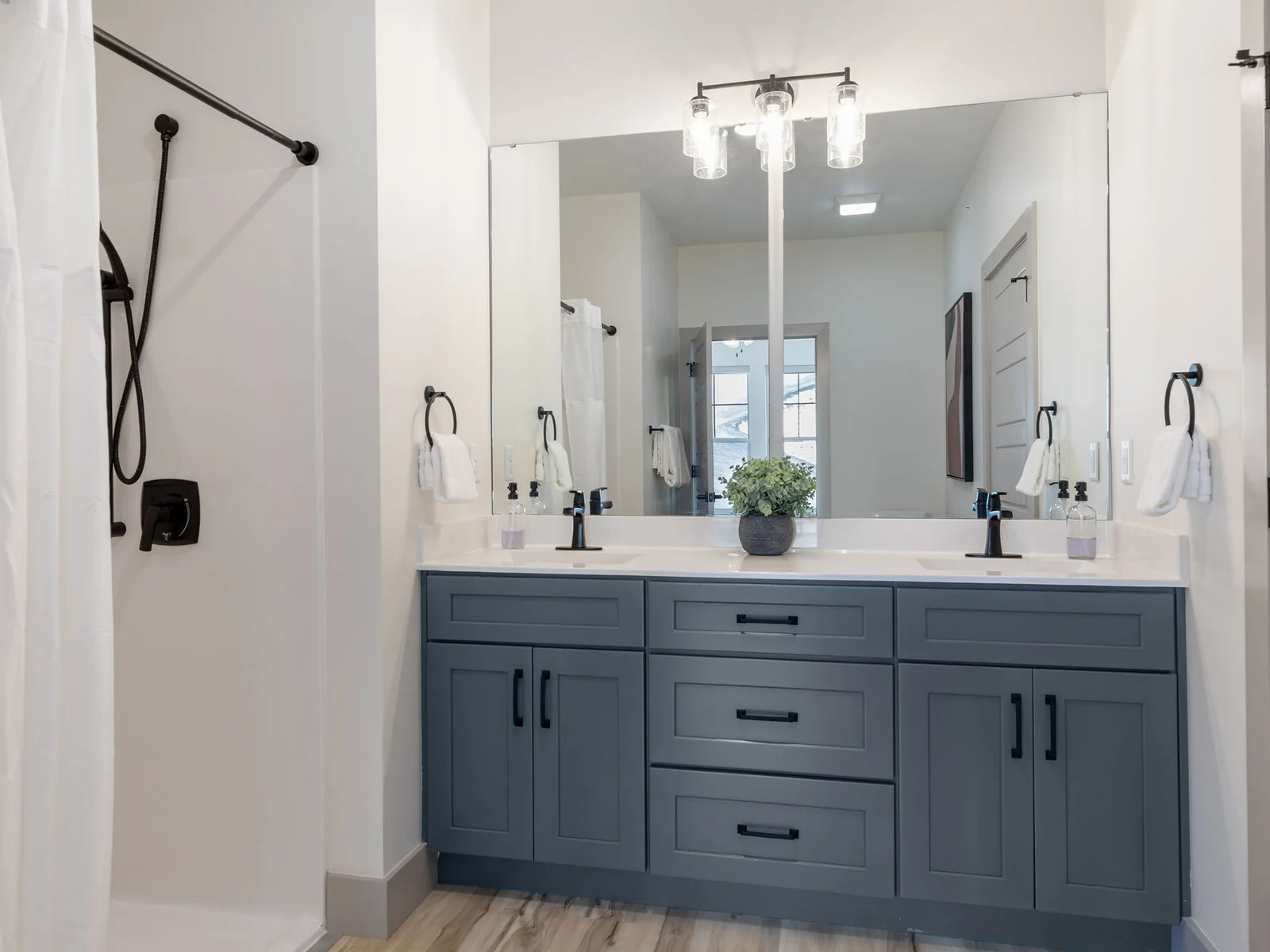 Ensuite bathroom #3 w/ shower