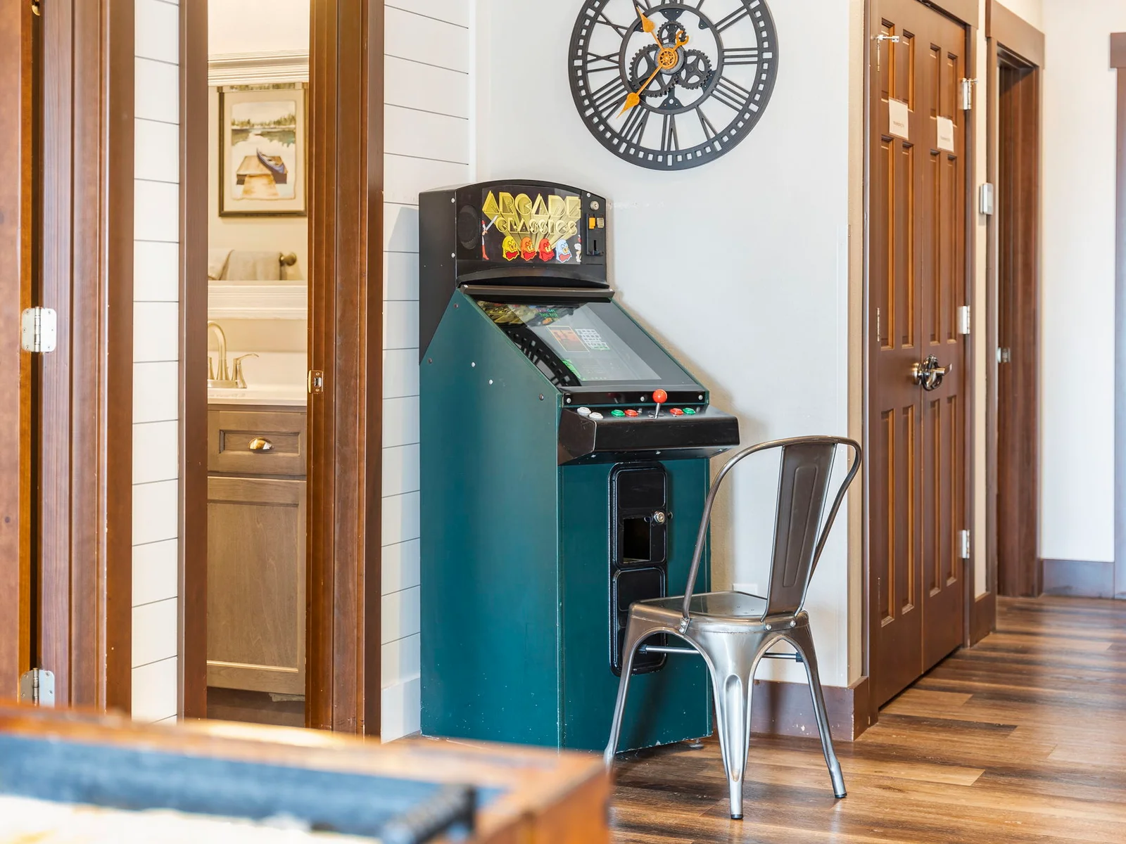 Your own arcade with 100 games!