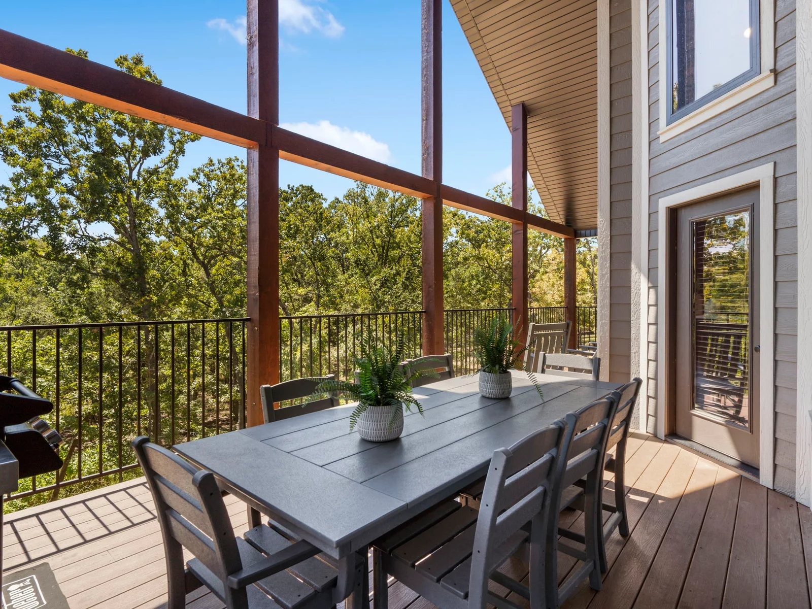 Outdoor seating & propane grill!
