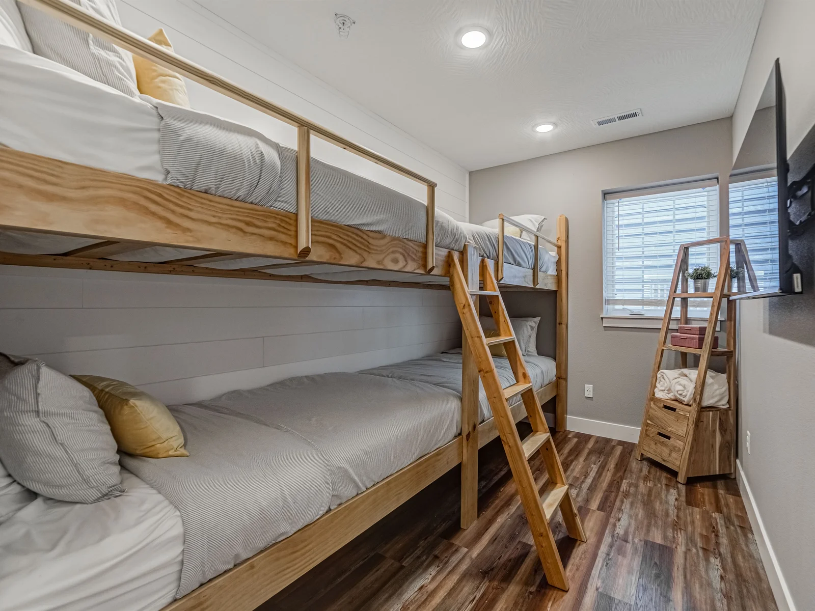 Lower level Bunk room-sleeps 4
